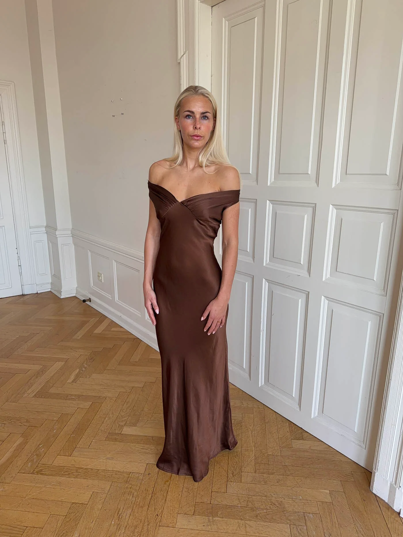 Andie off shoulder satinkjole - Brun - Image 5