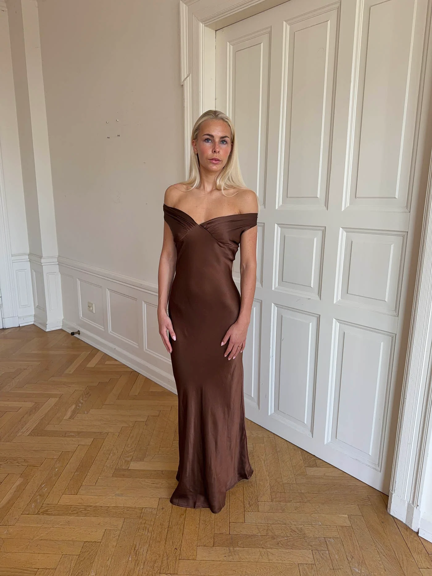 Andie off shoulder satinkjole - Brun - Image 9