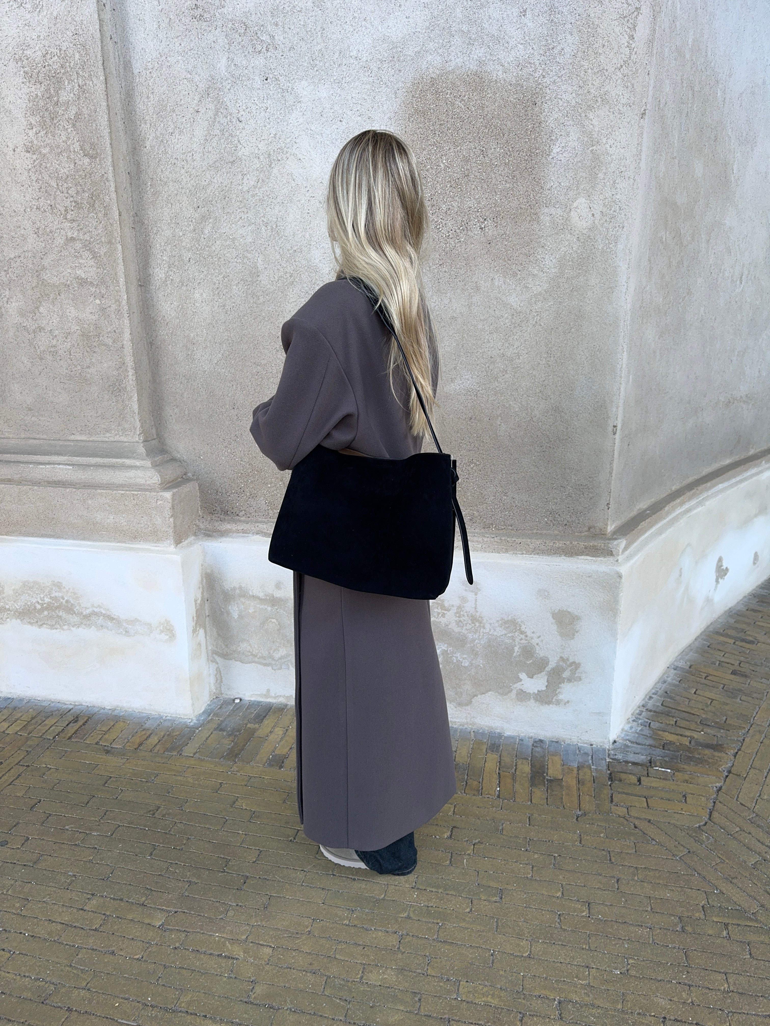 Barcelona skuldertaske i ruskind - Sort - Image 4