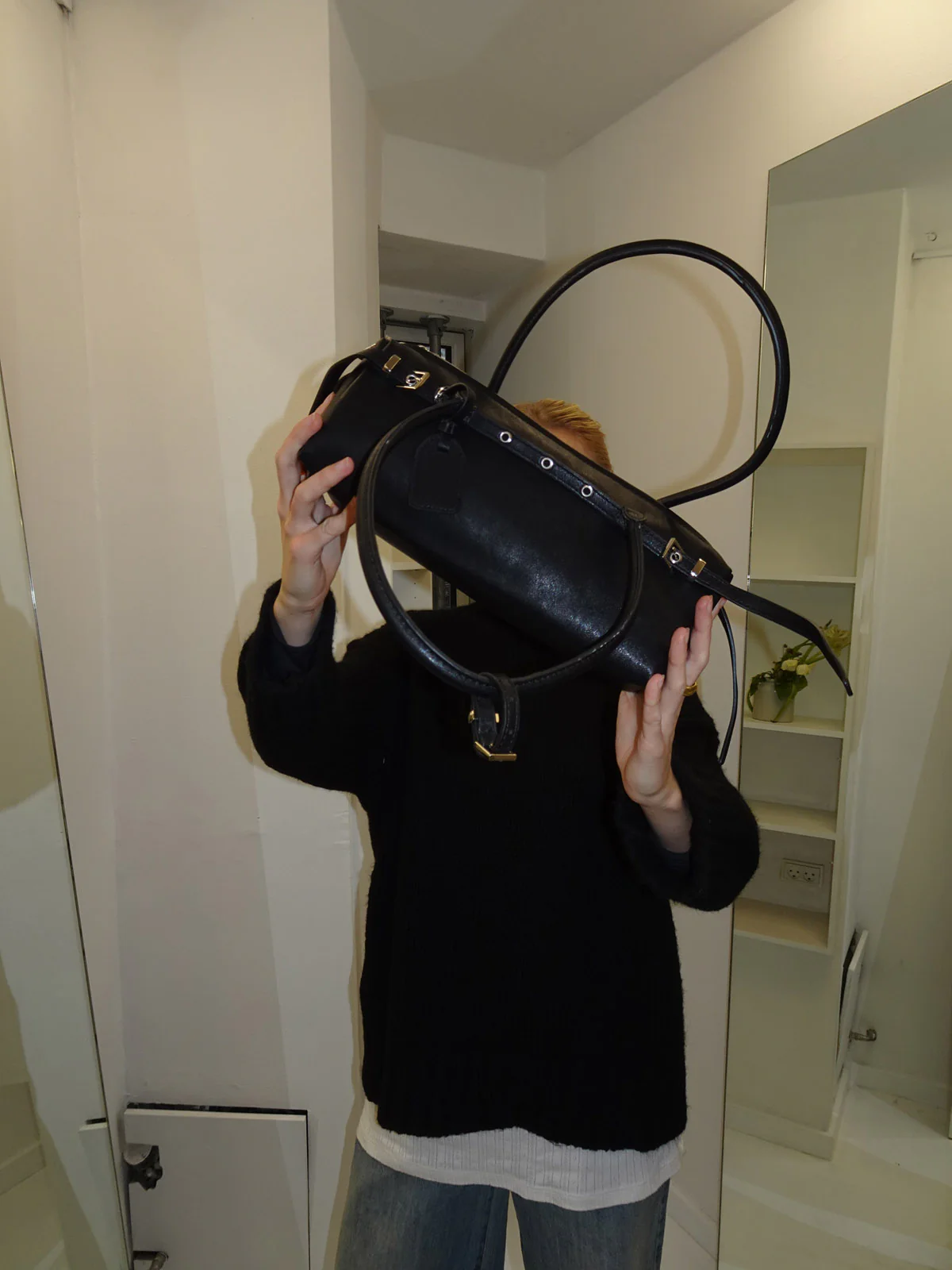 Bobby håndtaske med metalknapper - Sort - Image 8