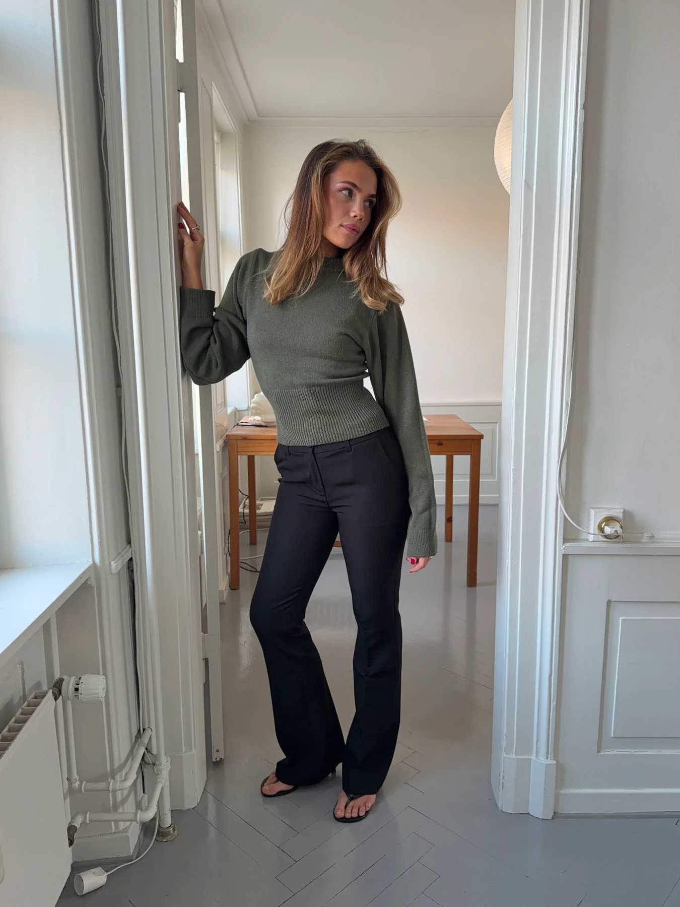 Flare bukser med lommer - Sort - Image 13