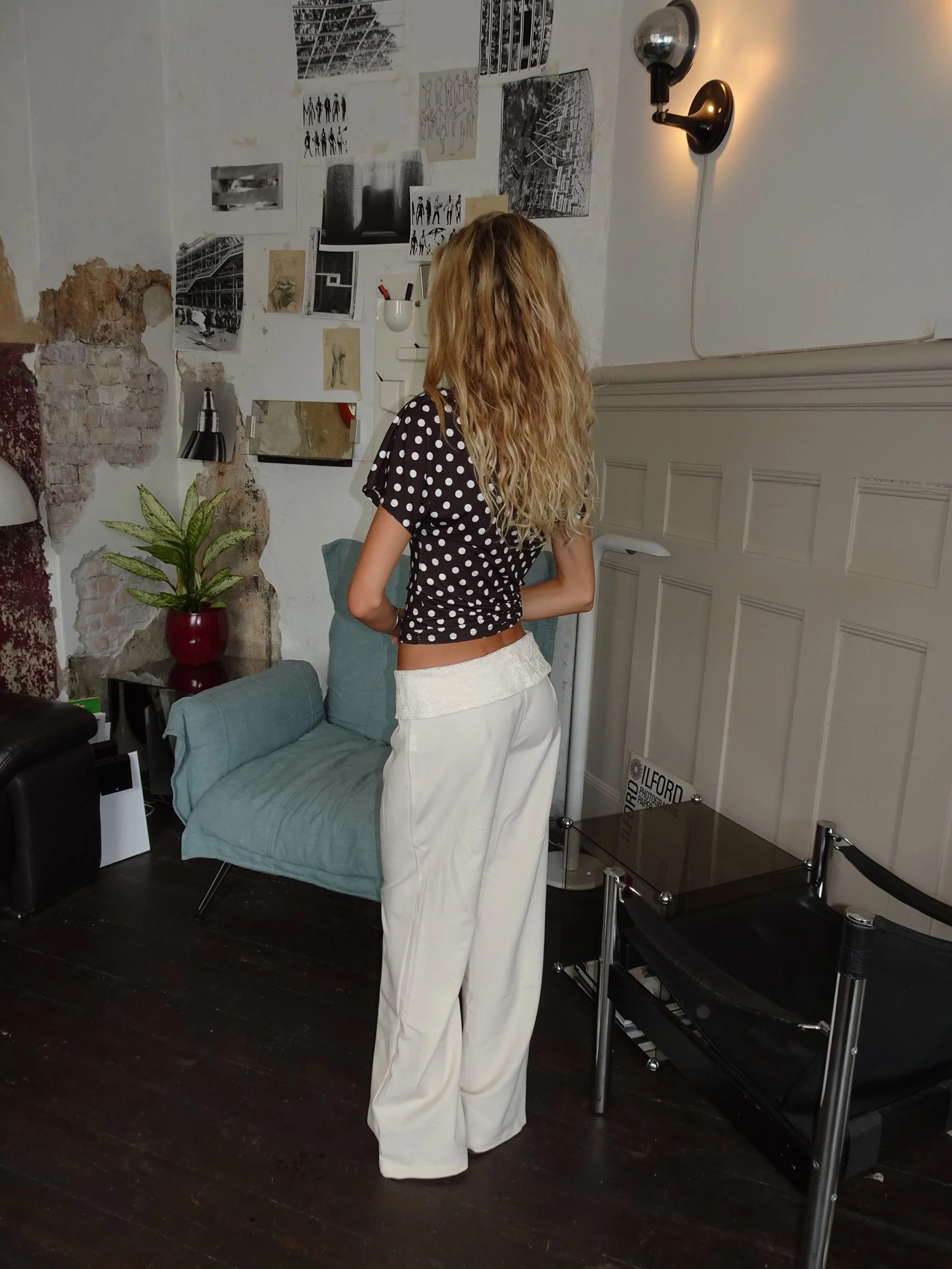 Florine figursyet t-shirt med polkaprikker - Brun/hvid - Image 10