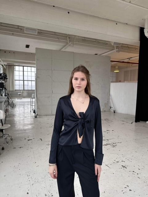 Freja satinbluse - Mørk navy - Image 6