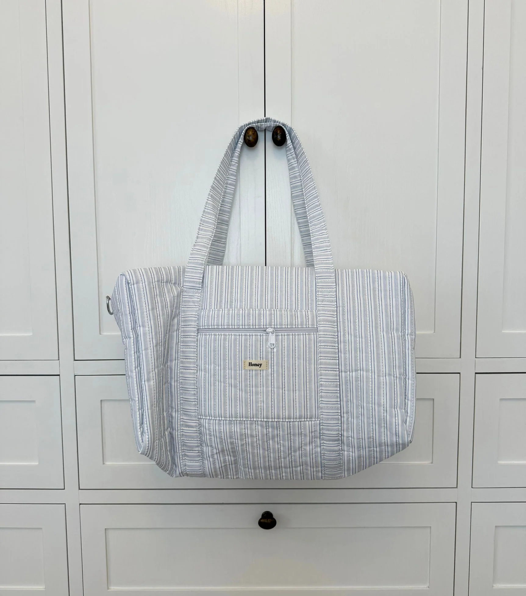 Honey stor taske med crossbody strop - Hvid med blå striber
