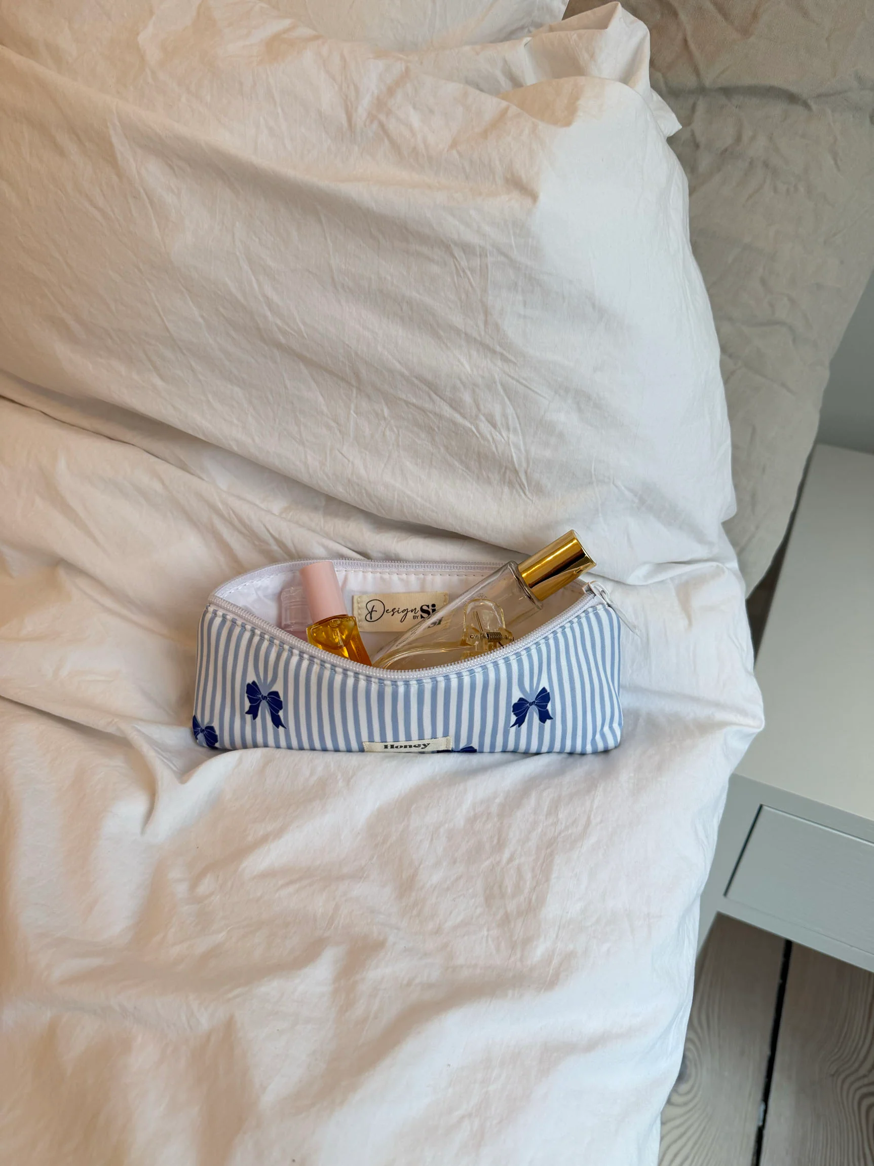 Honey lille toilettaske - Hvid/lyseblå striber med blå sløjfer - Image 8