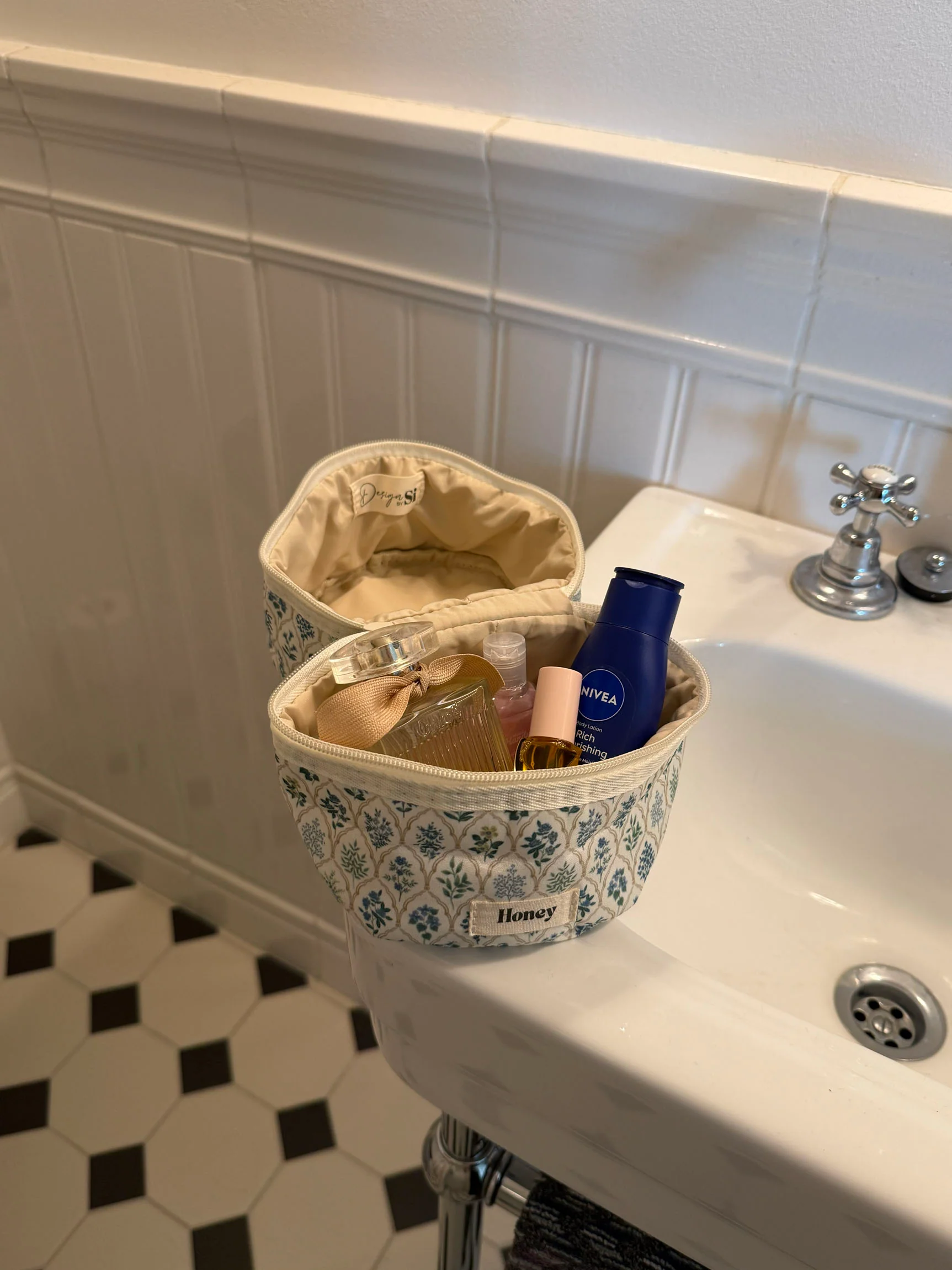 Honey lille toilettaske - Hvid med forskellige blomster - Image 10