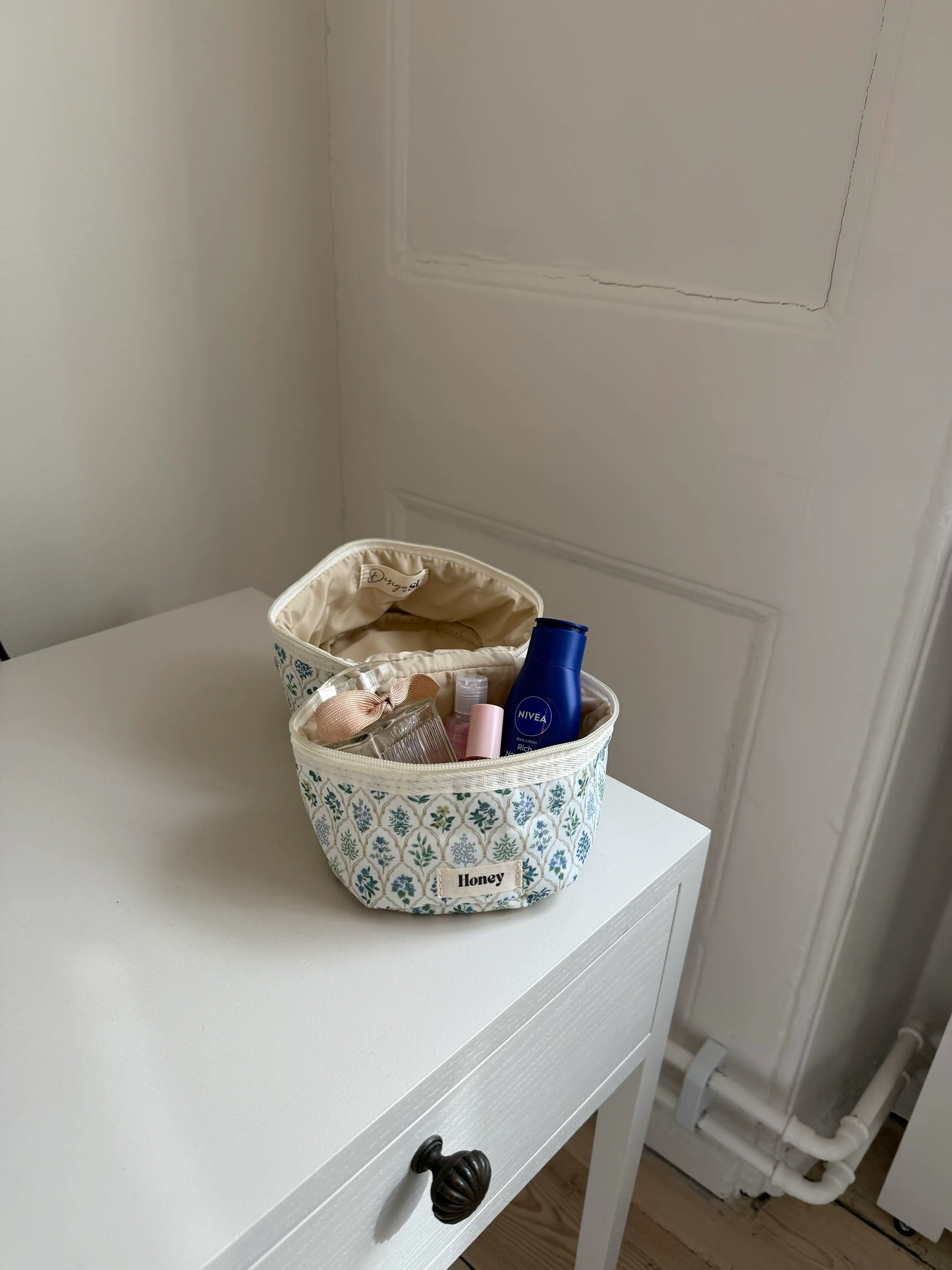 Honey lille toilettaske - Hvid med forskellige blomster - Image 6