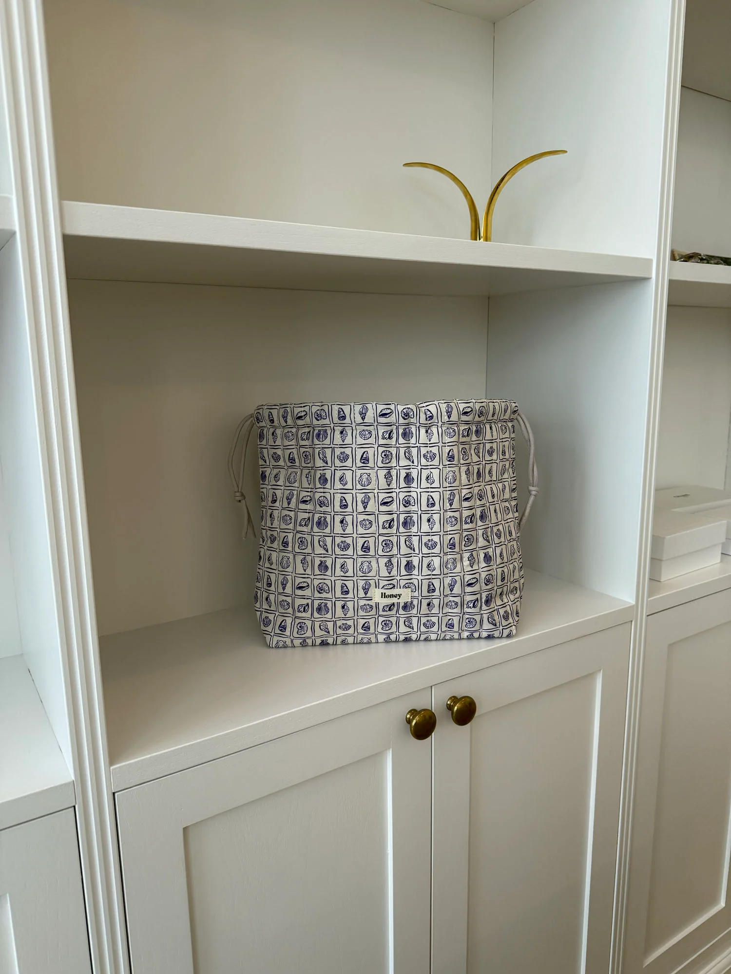 Honey stor toilettaske - Hvid med lilla konkylier - Image 5