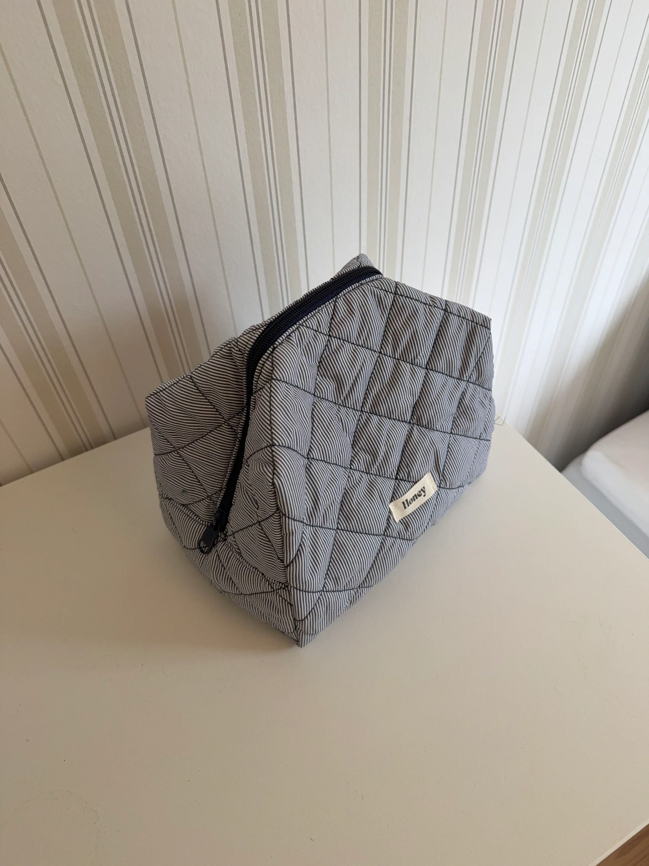 Honey stor toilettaske med striber - Mørkeblå/hvid - Image 2