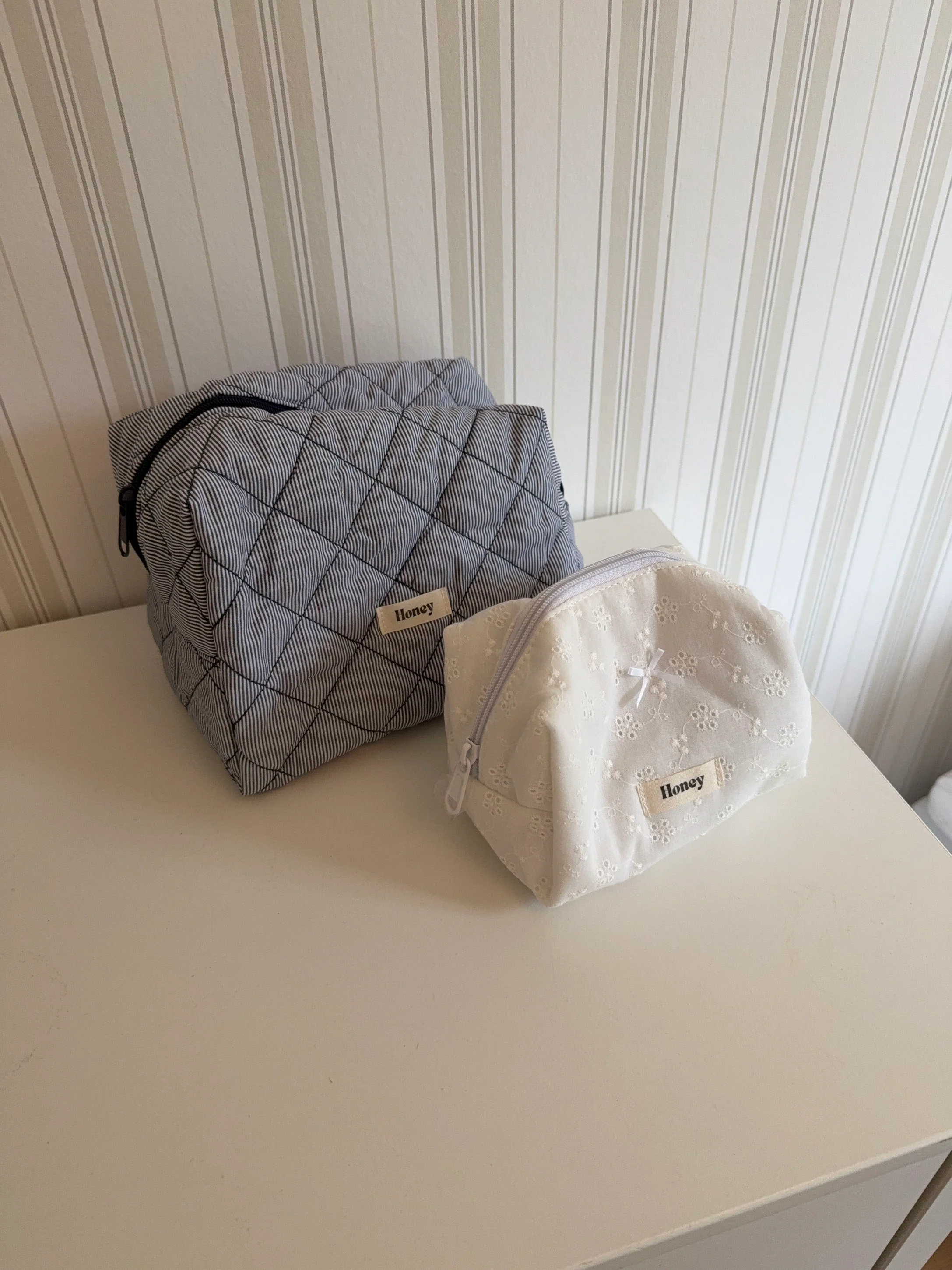 Honey stor toilettaske med striber - Mørkeblå/hvid - Image 3