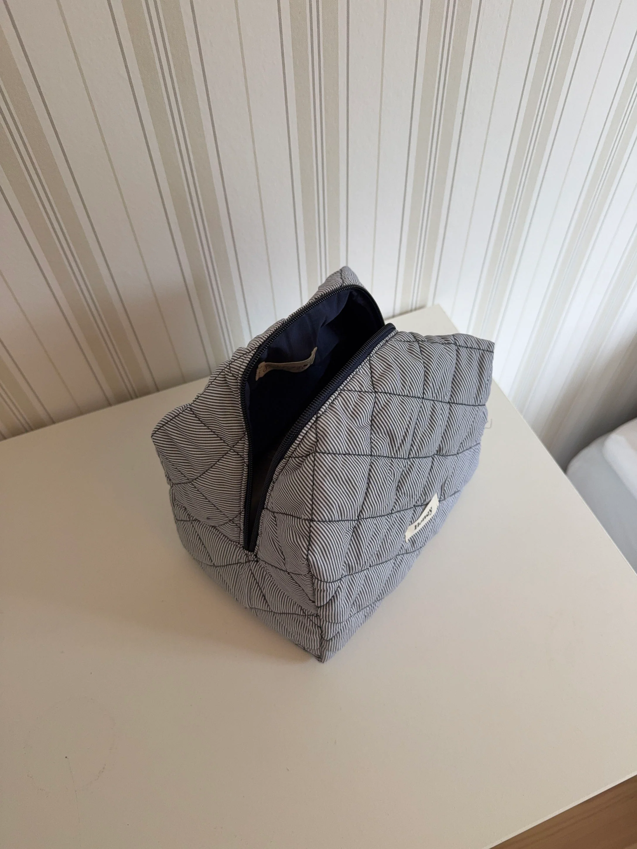 Honey stor toilettaske med striber - Mørkeblå/hvid - Image 4