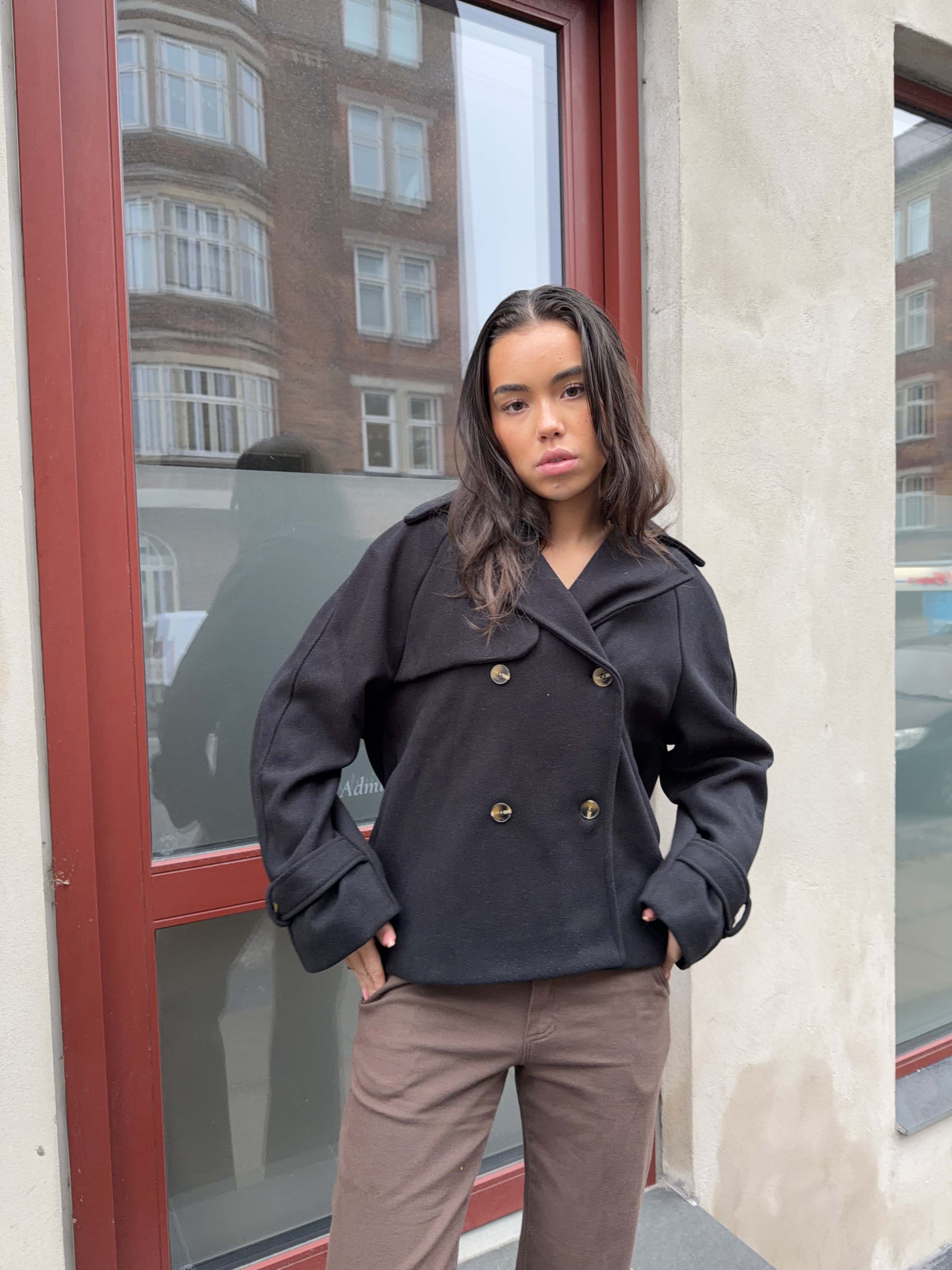 Patricia kort trenchcoat - Sort - Image 2