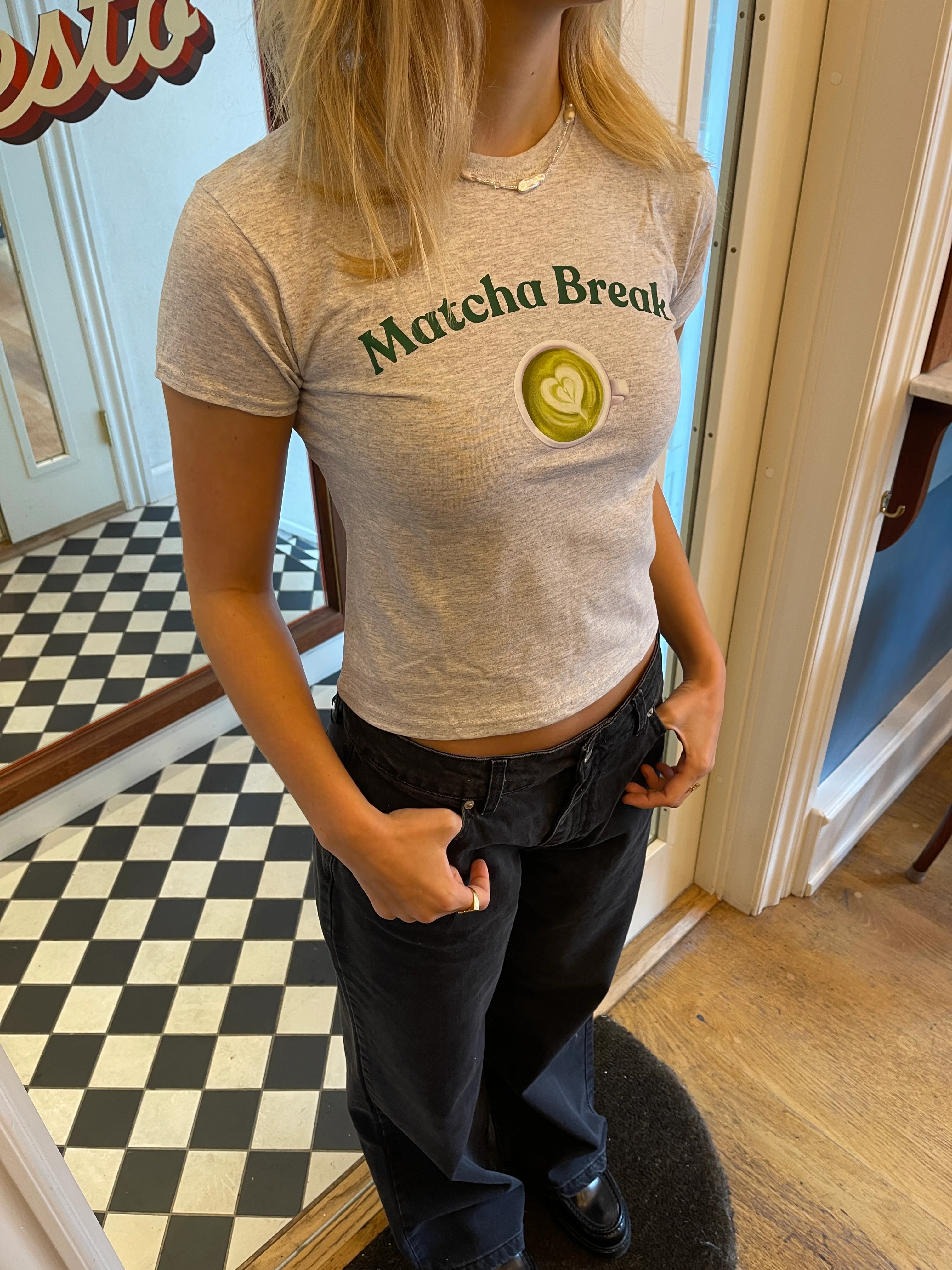 "Matcha break" baby tee - Grå - Image 4