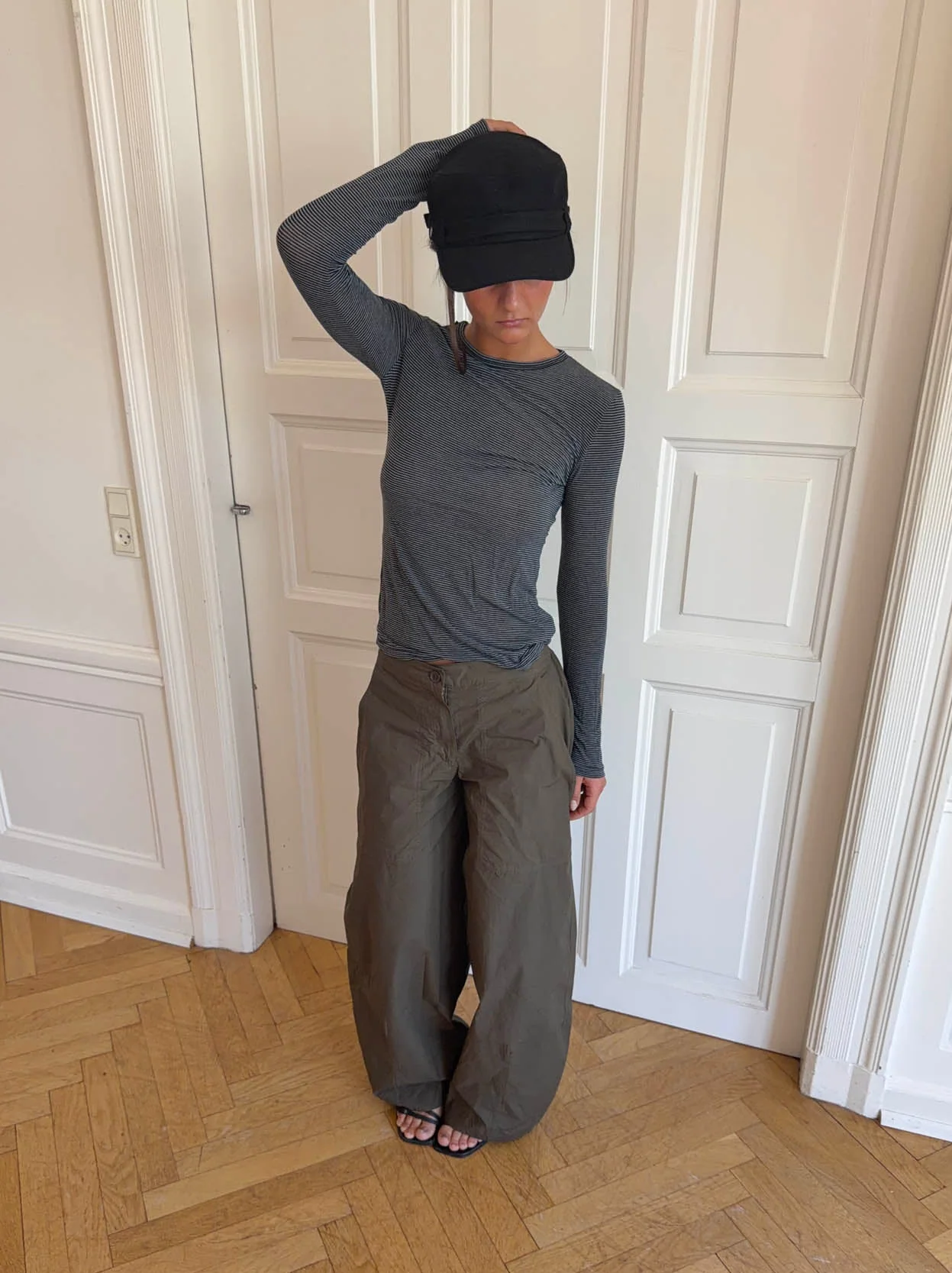 Myra kasket med detaljer - Sort - Image 8