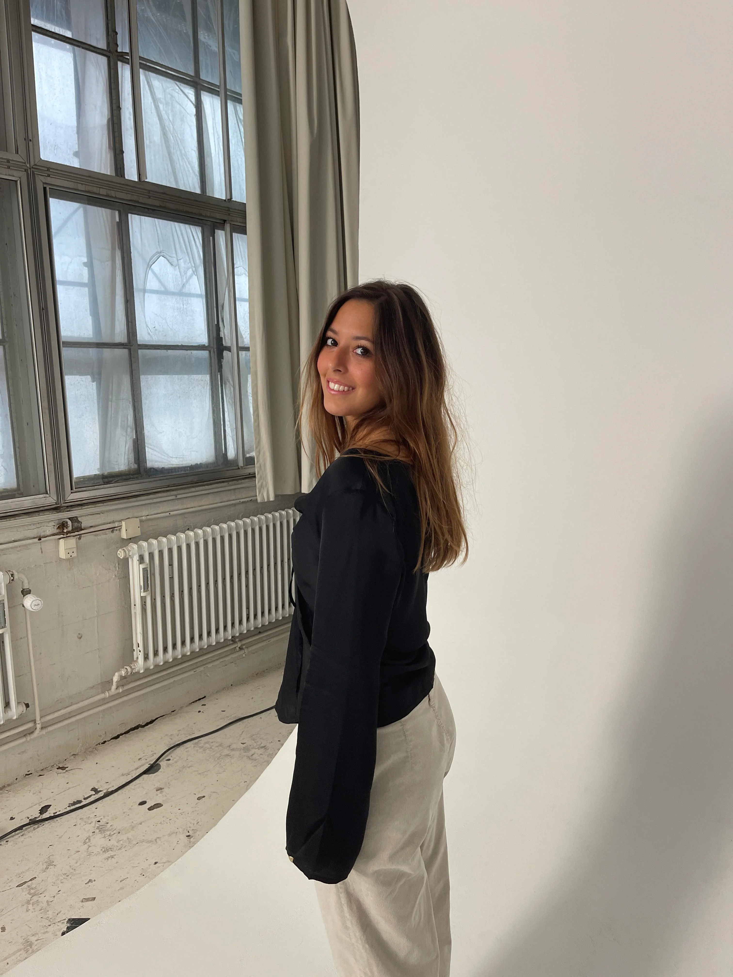 Denisi satinbluse - Sort - Image 13