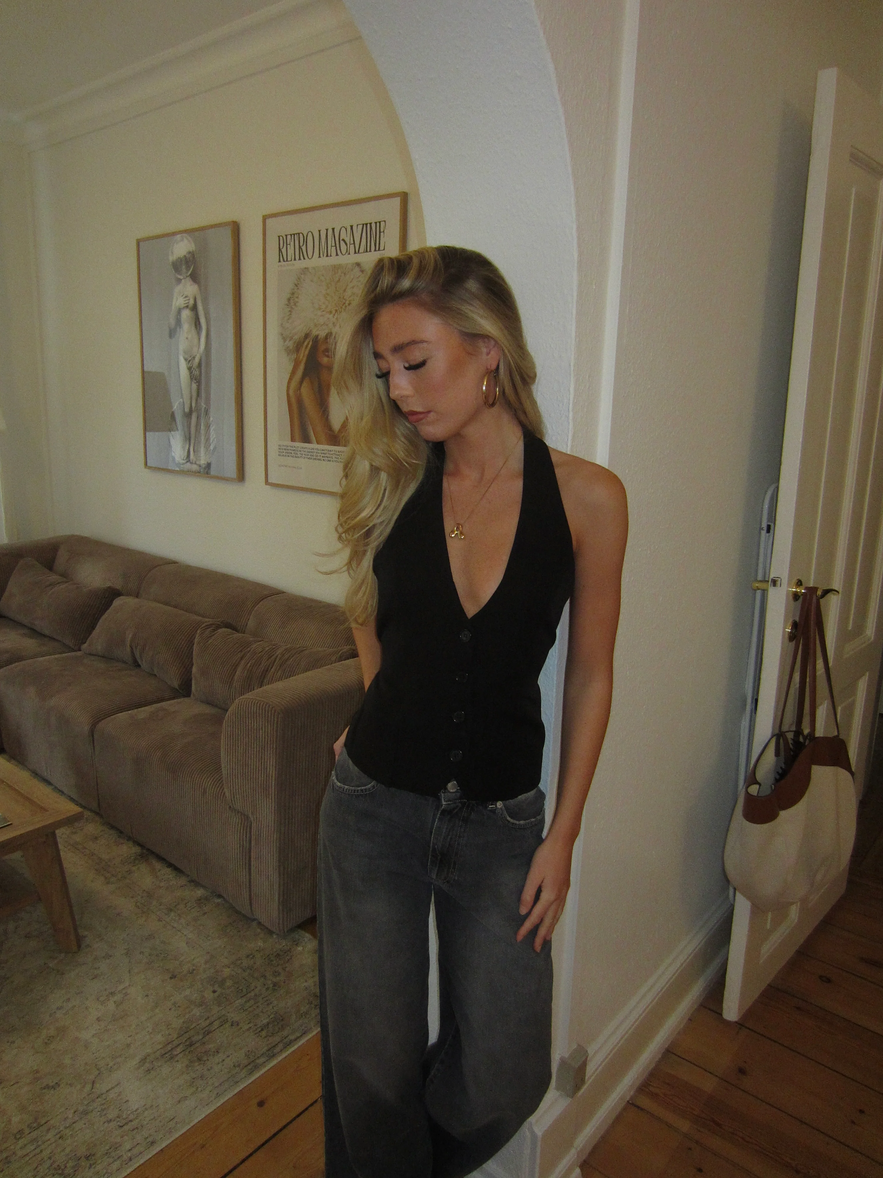 Rikke figursyet vest med bindebånd - Sort - Image 2