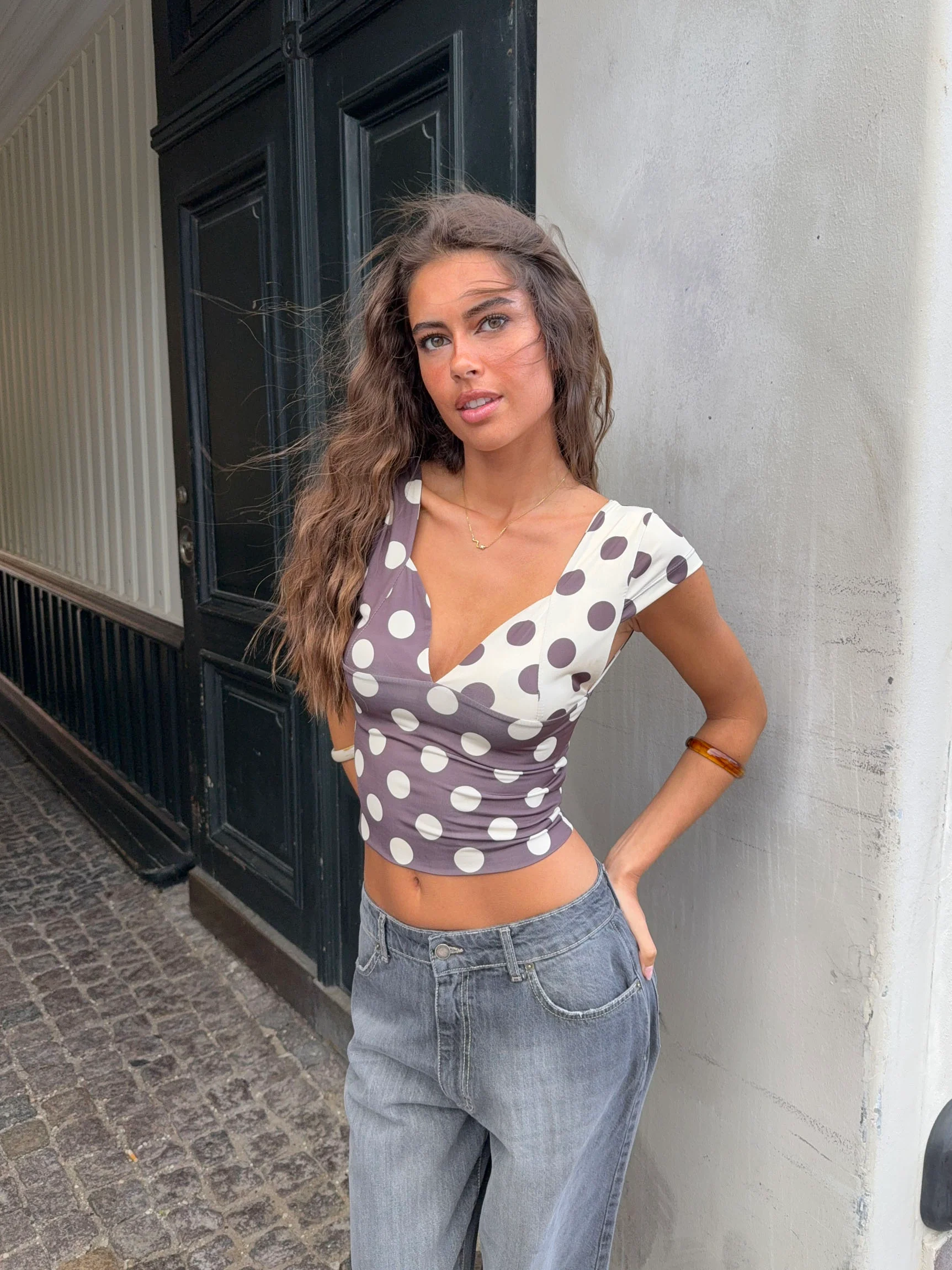 Nickeline v-neck top med polkaprikker - Brun/off white - Image 14