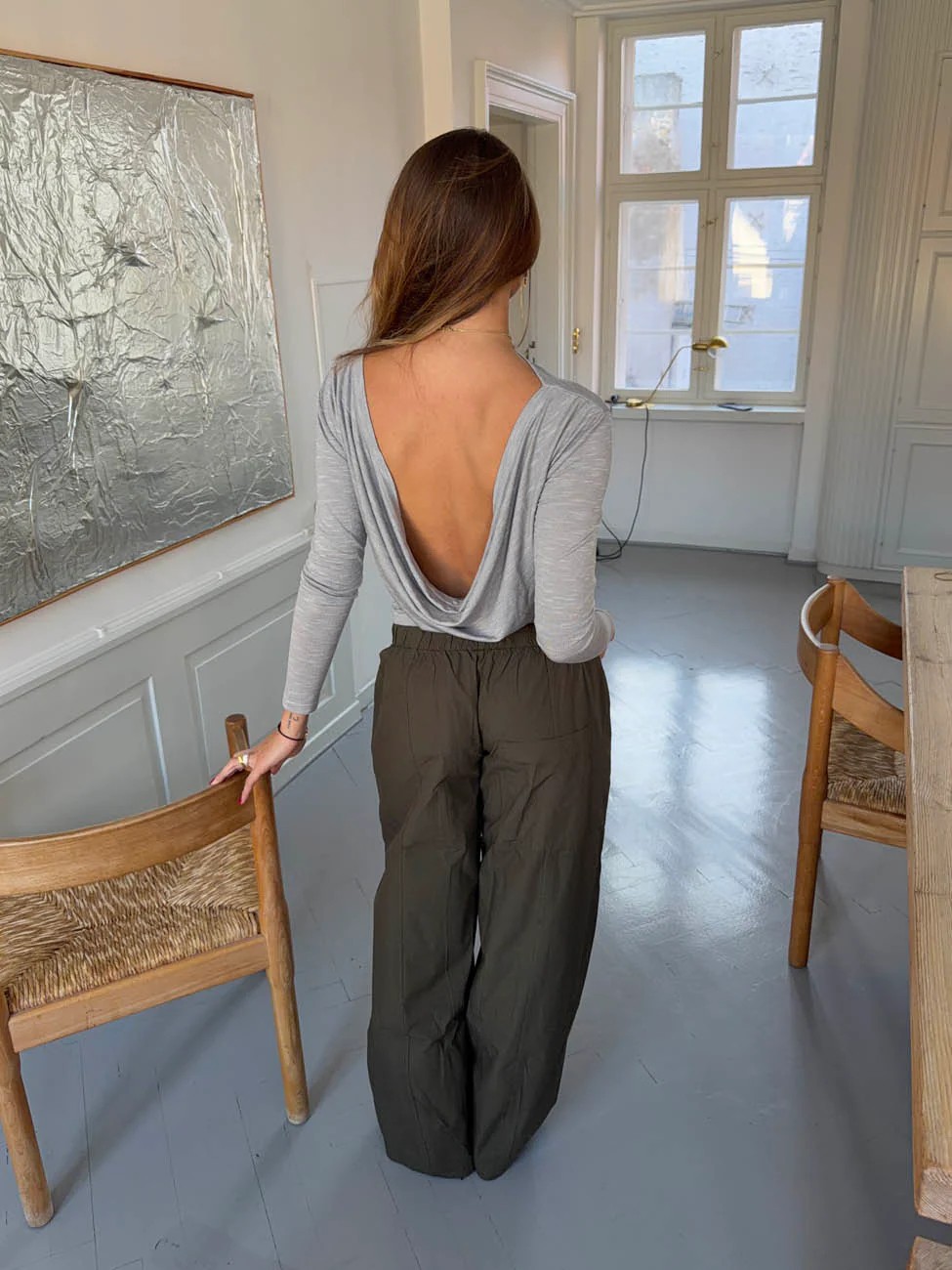 Cornelia bluse med åben ryg - Lysegrå - Image 11