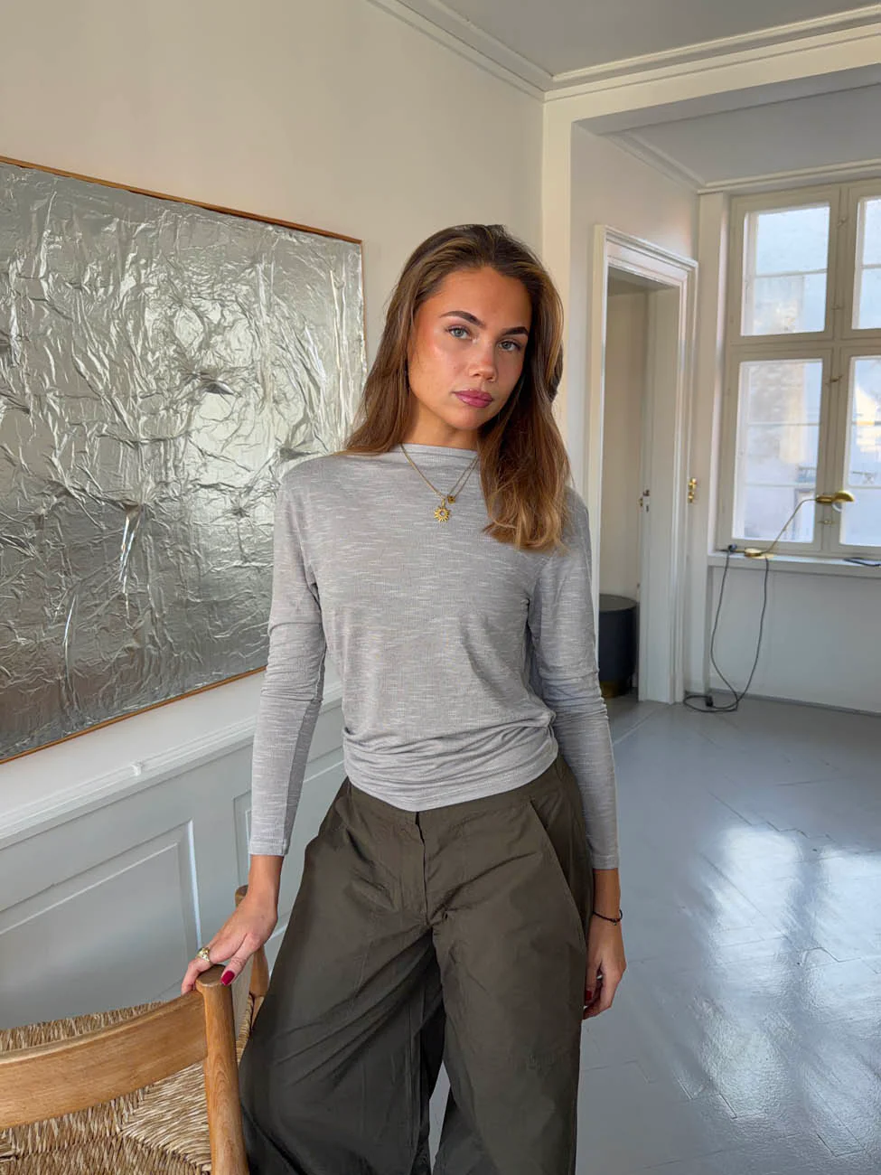 Cornelia bluse med åben ryg - Lysegrå - Image 6