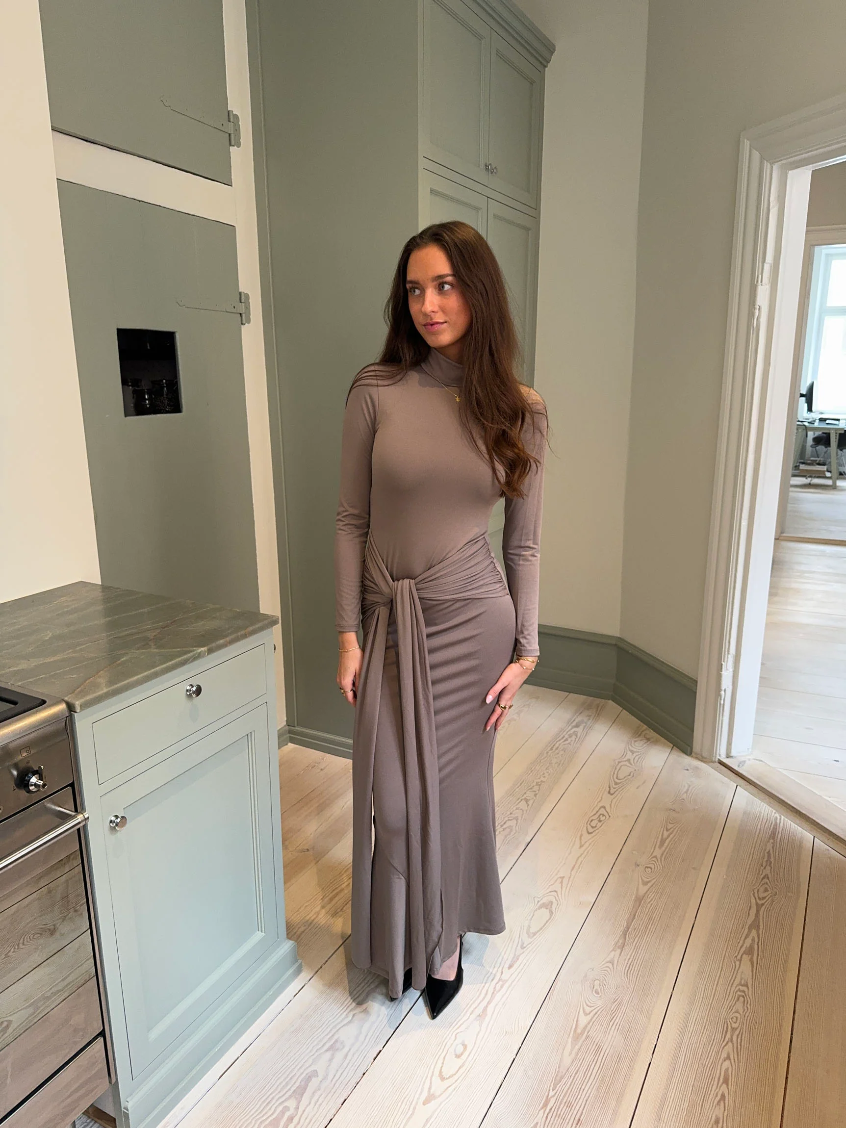 Silia maxikjole med bindebånd - Taupe - Image 14