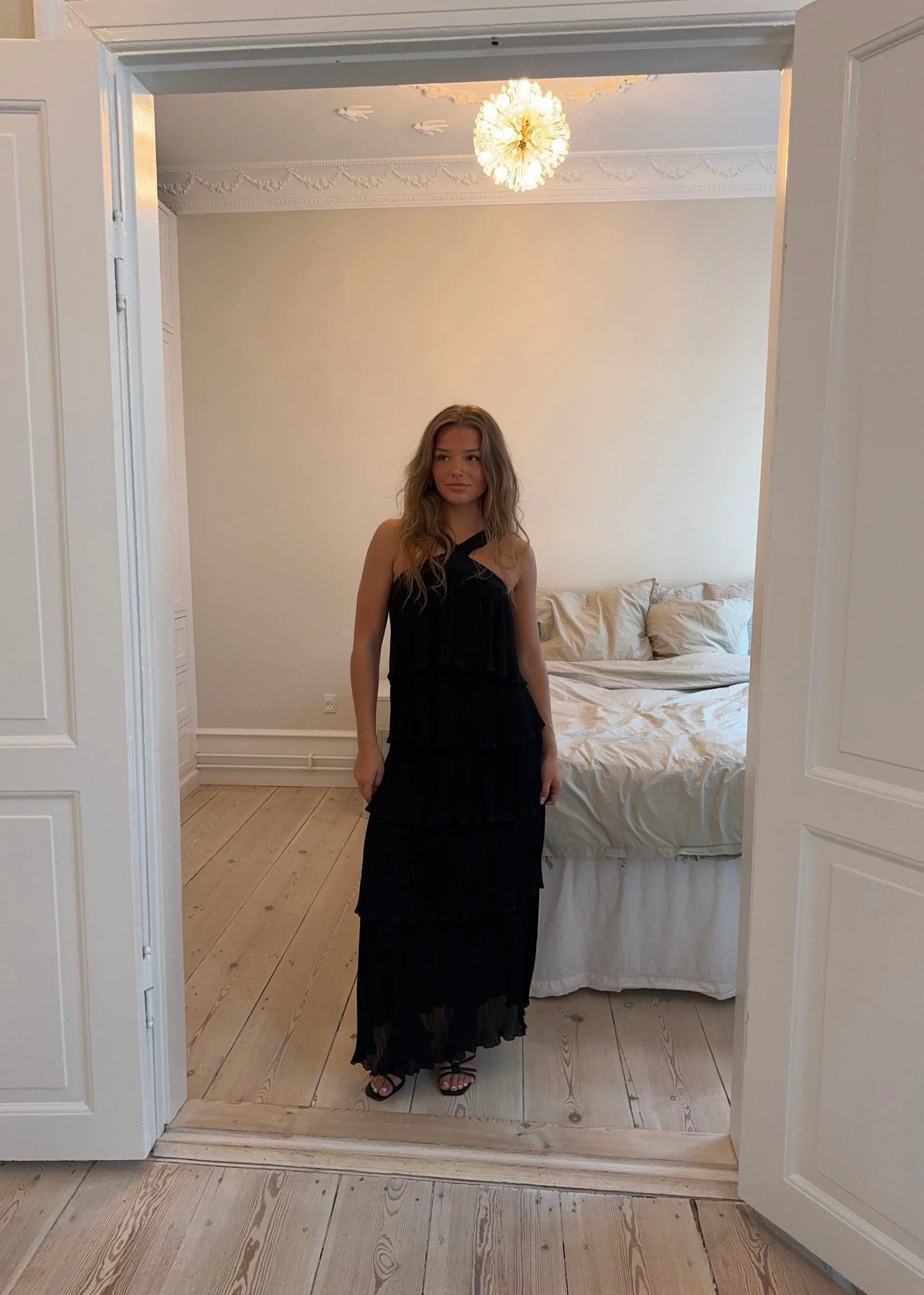 Daicy kjole med flæser - Sort - Image 5