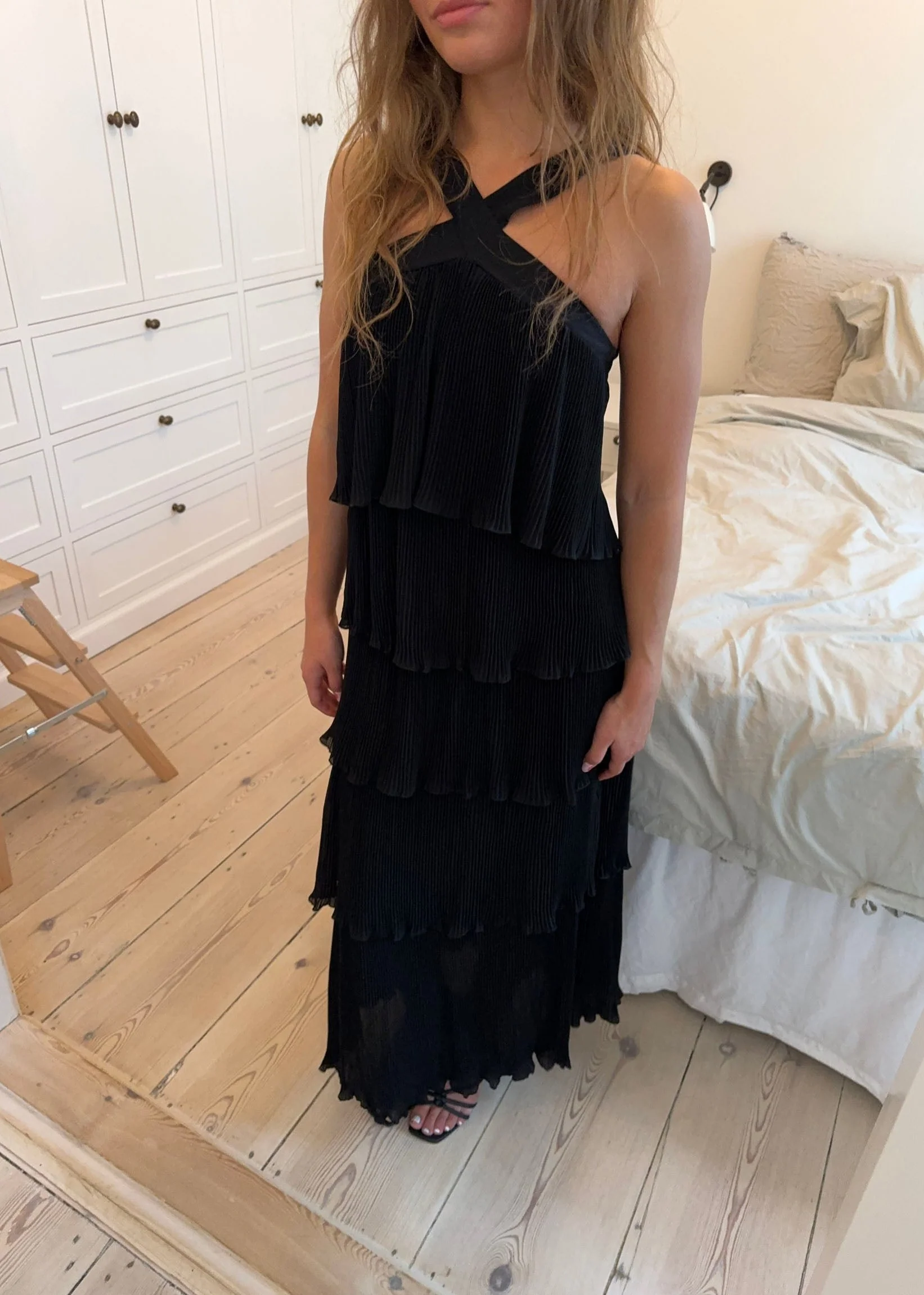 Daicy kjole med flæser - Sort - Image 7