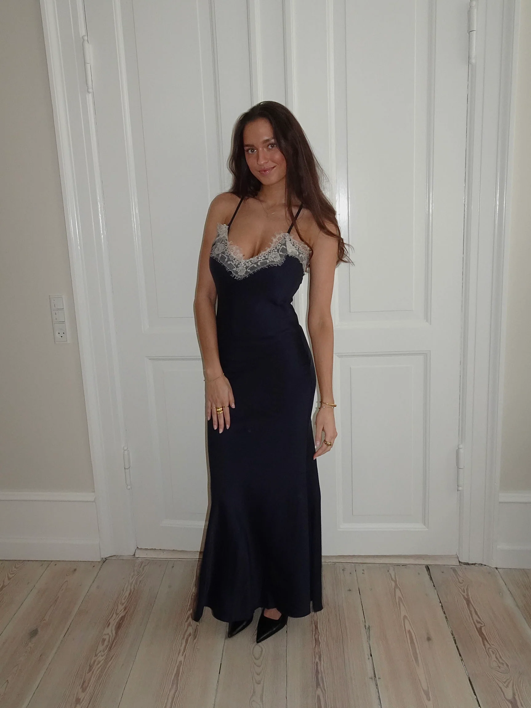Tena kjole med blondedetaljer - Navy/hvid - Image 11