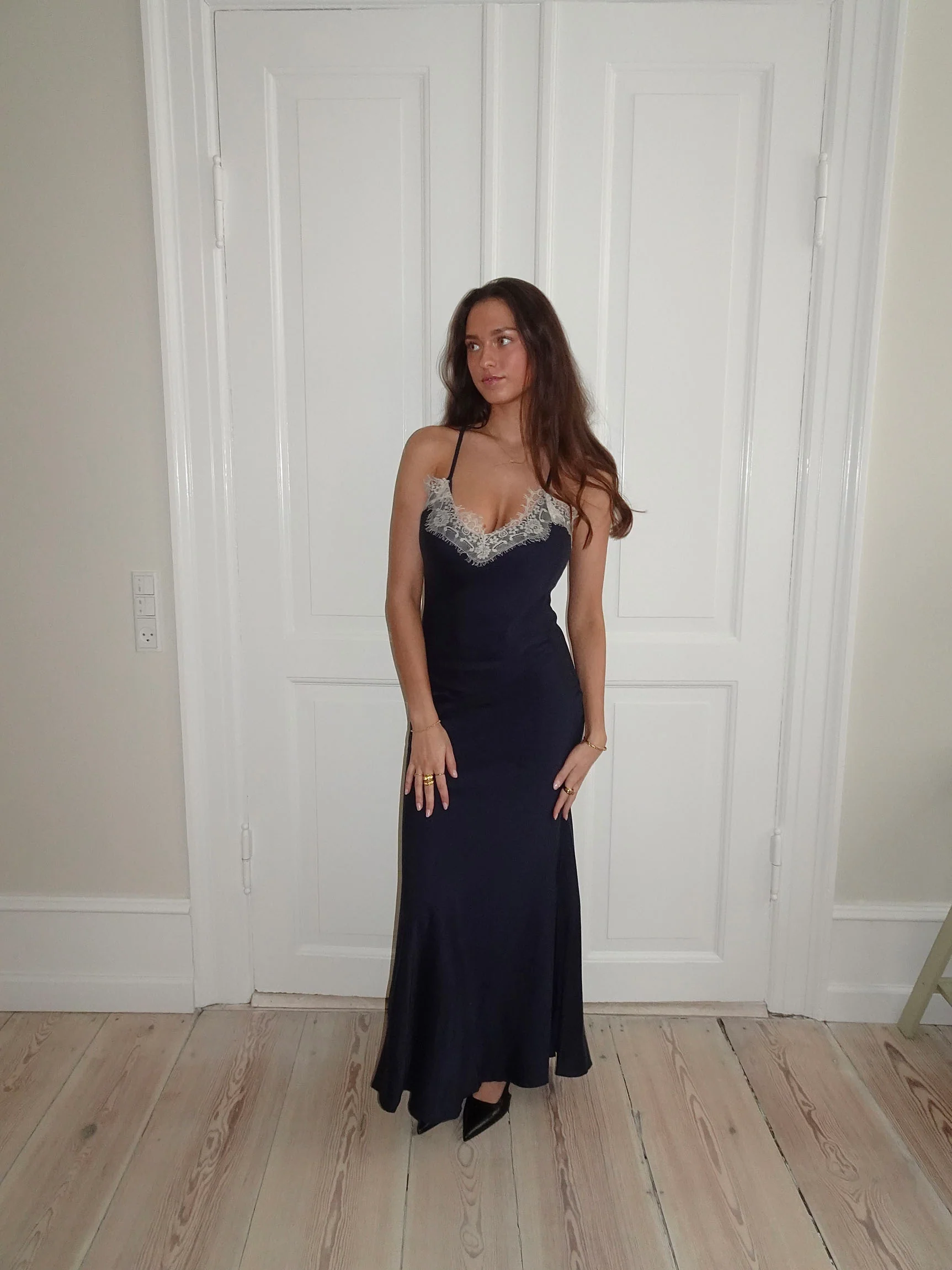 Tena kjole med blondedetaljer - Navy/hvid - Image 12