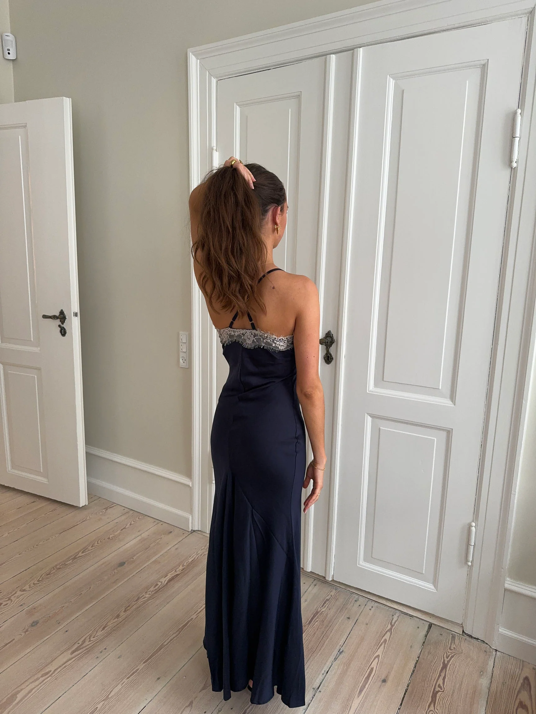 Tena kjole med blondedetaljer - Navy/hvid - Image 3