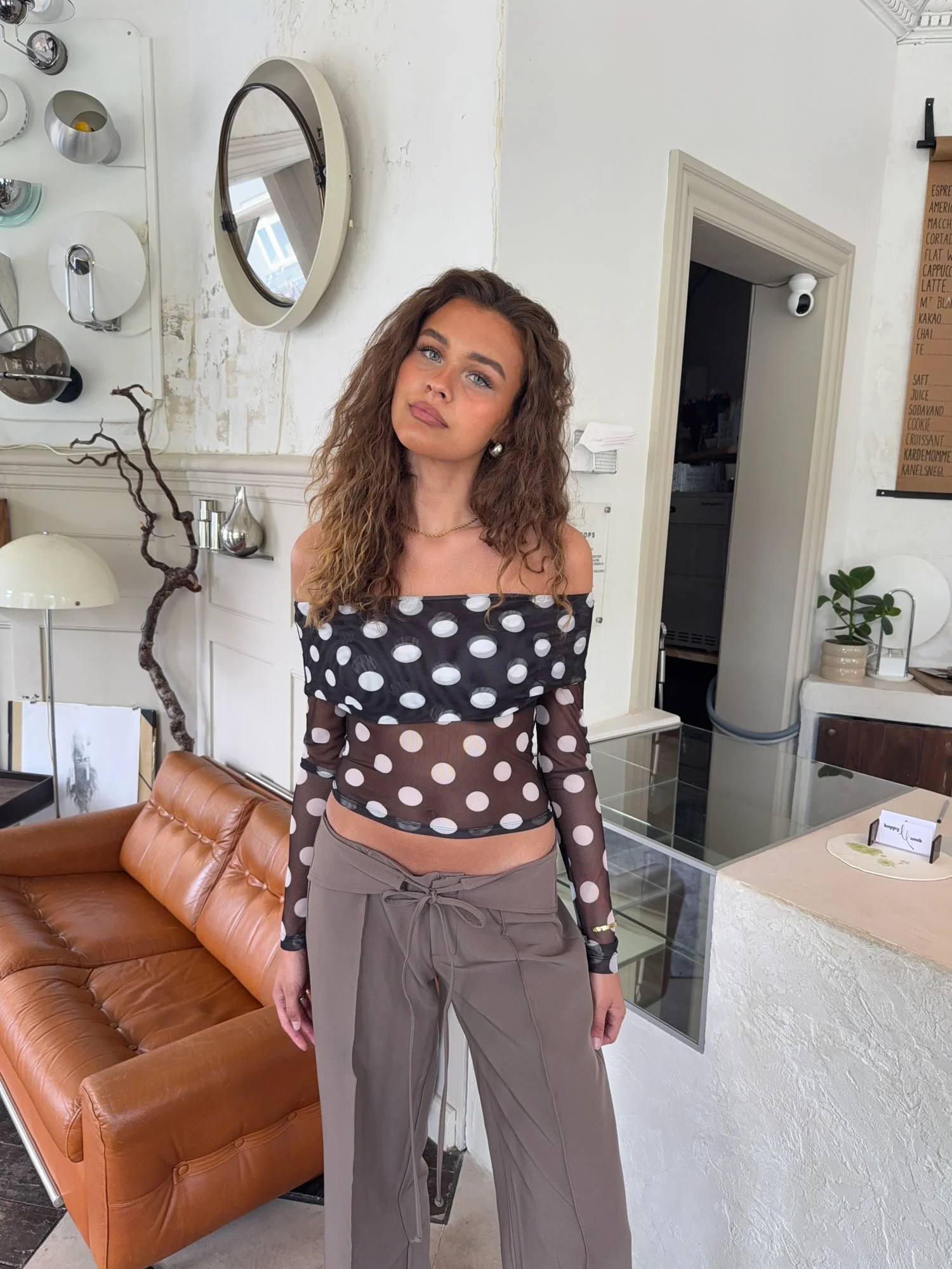 Alba off shoulder top med polkaprikker - Sort/hvid - Image 10