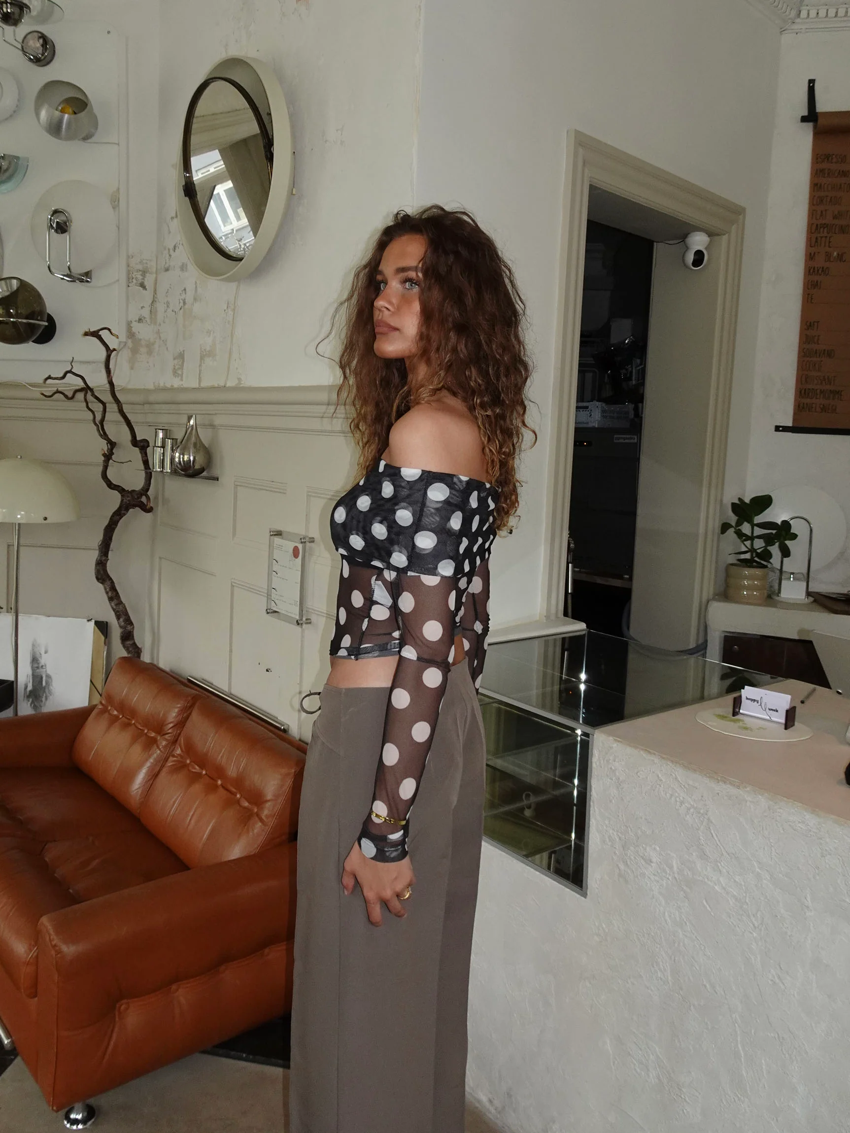 Alba off shoulder top med polkaprikker - Sort/hvid - Image 3