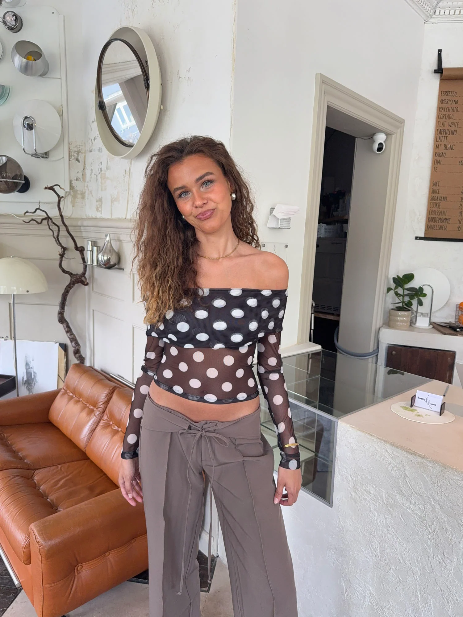Alba off shoulder top med polkaprikker - Sort/hvid - Image 4