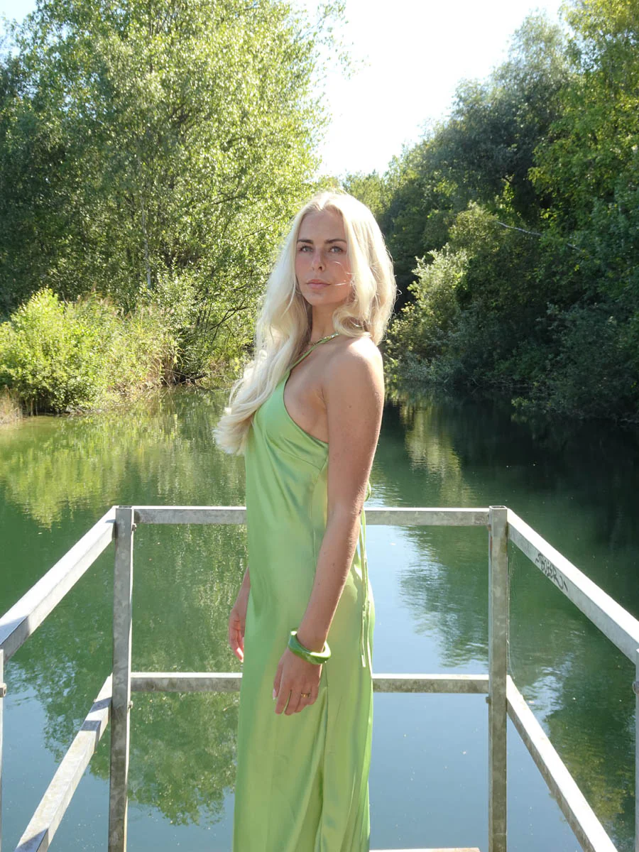 Talia halterneck kjole i satin - Grøn - Image 6