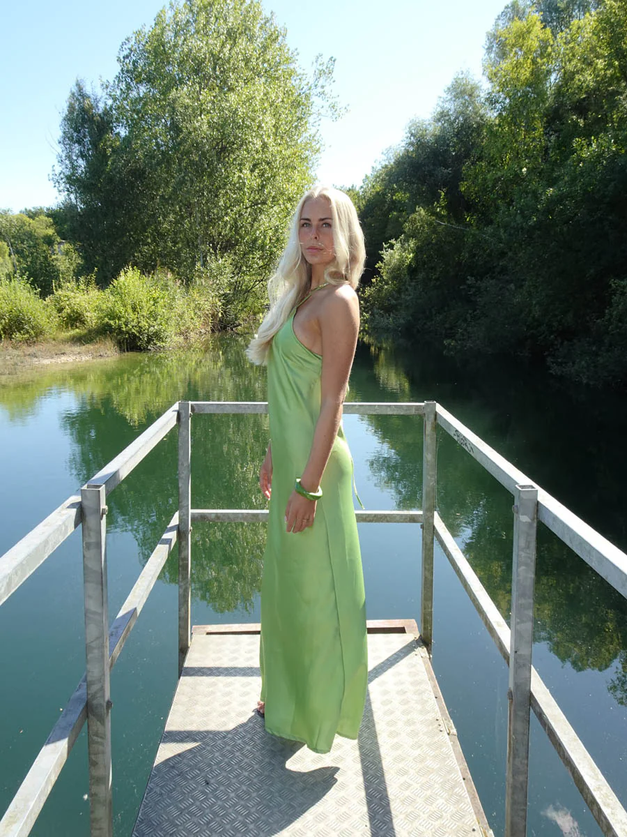 Talia halterneck kjole i satin - Grøn - Image 9