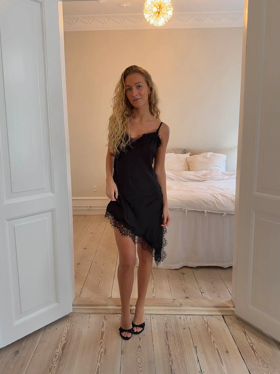 Sheyla asymmetrisk satin kjole med blonder - Sort - Image 3