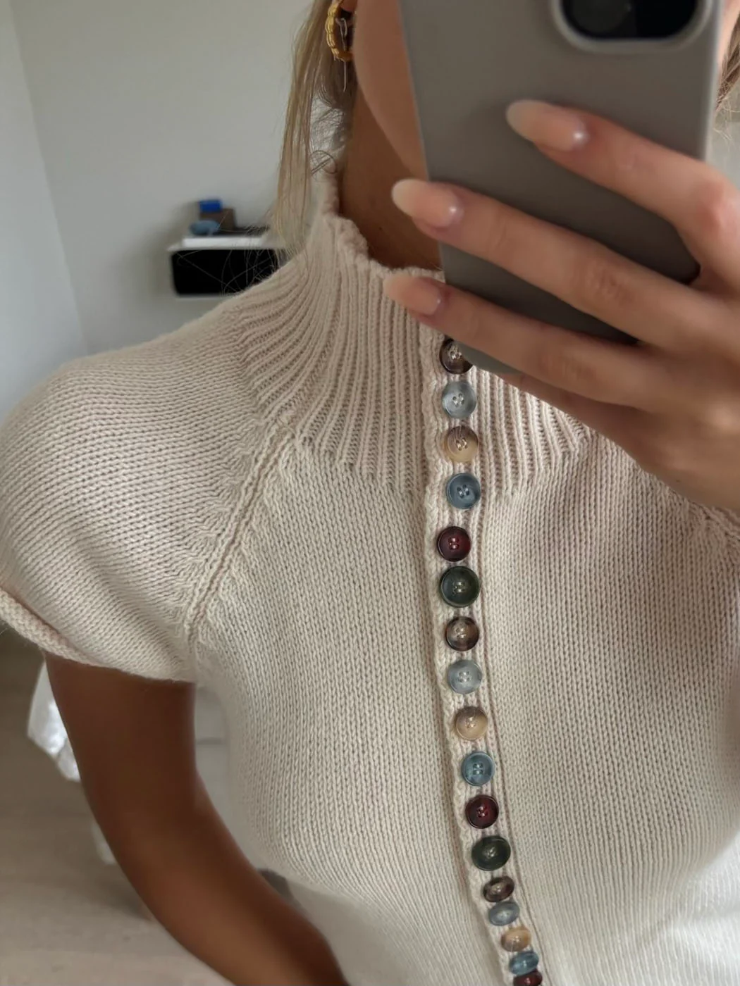 Scandivv kortærmet strik med knapper - Beige/off white - Image 12