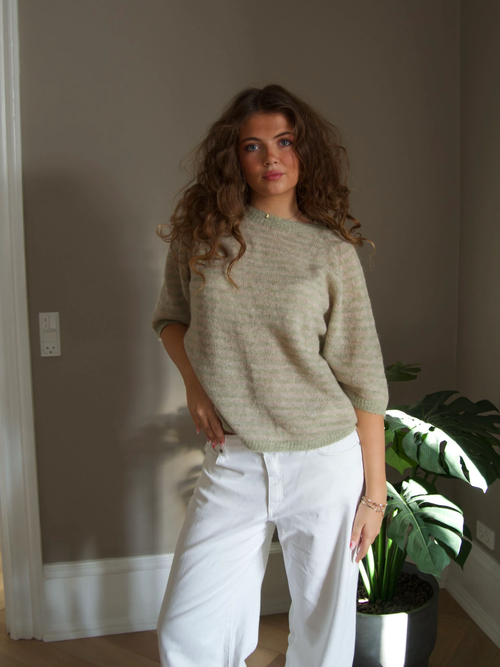 Almina strikket t-shirt med striber - Grøn/beige - Image 4