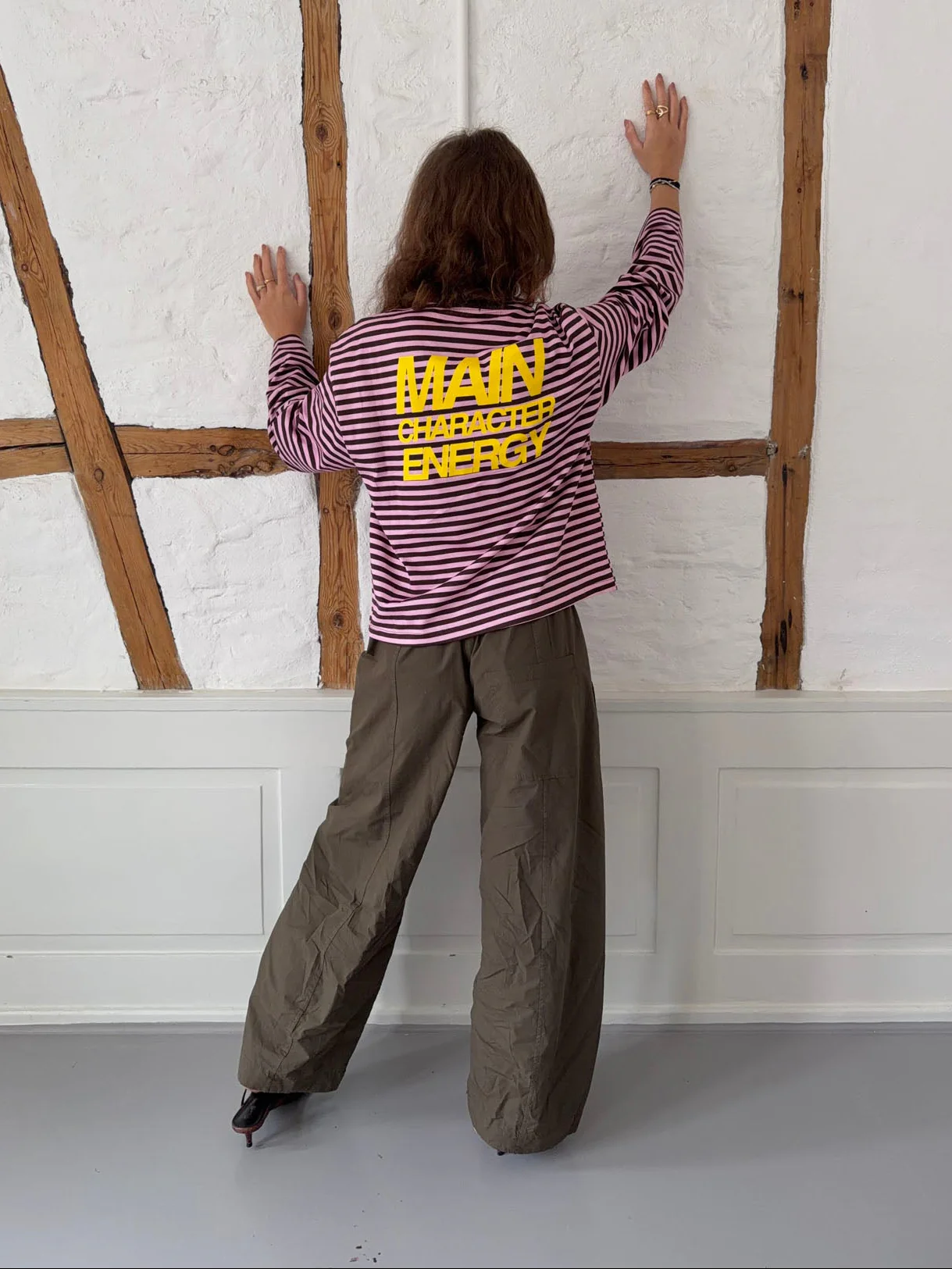 "Main character energy" bluse med striber - Pink/brun/gul