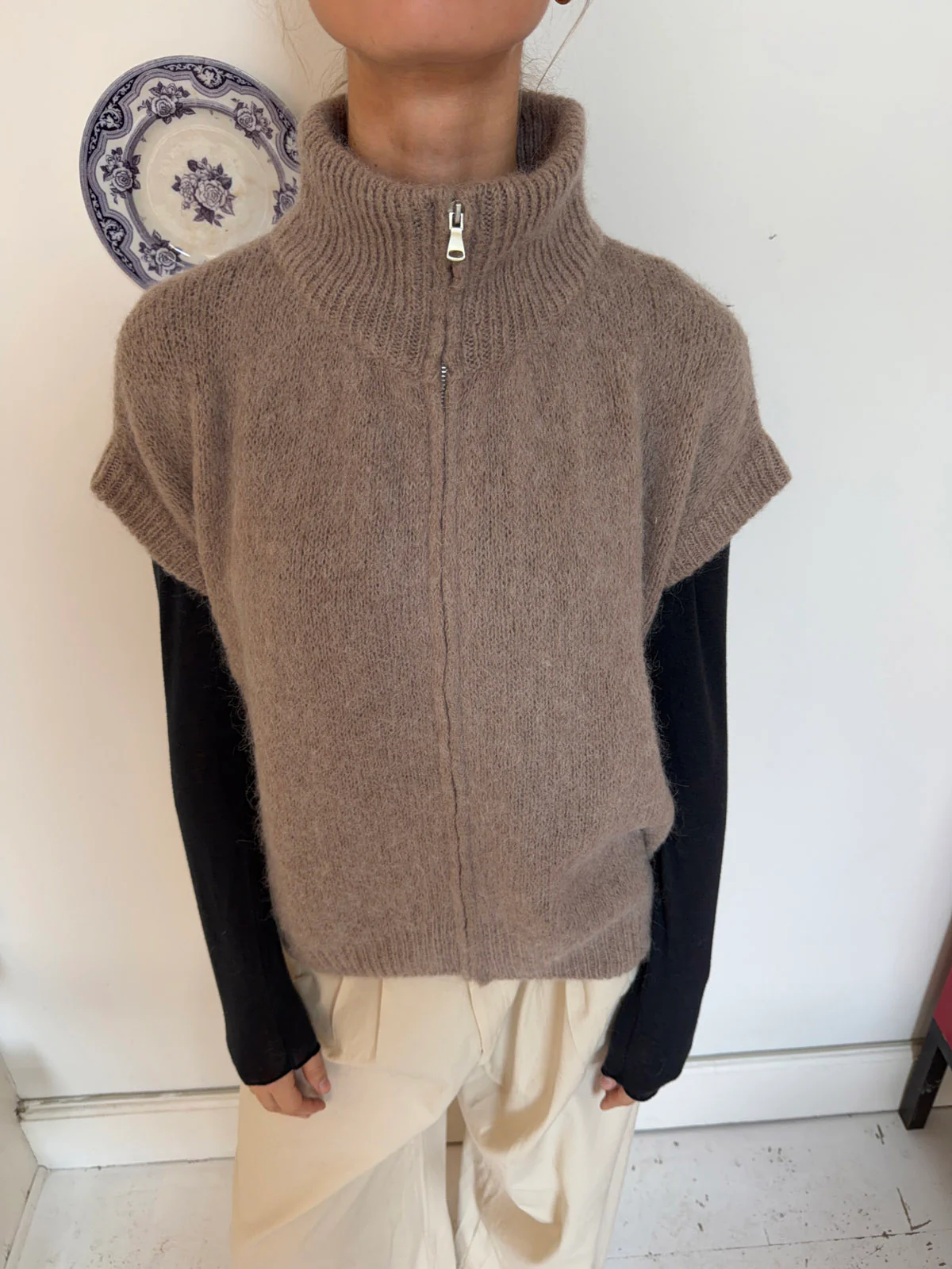 Fiona vest med høj hals - Beige - Image 3