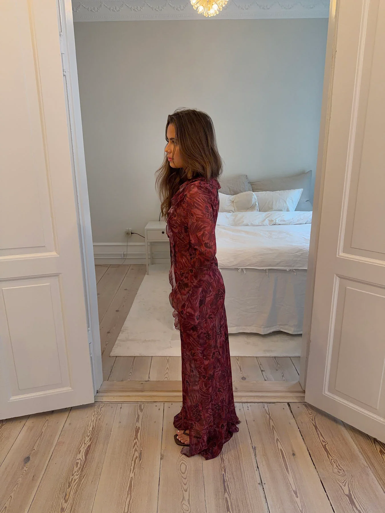 Amy kjole med blomster - Lilla/vinrød - Image 3