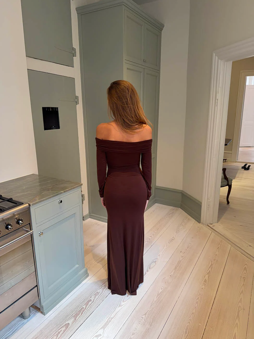 Lea langærmet kjole med gulddetalje - Brun - Image 4