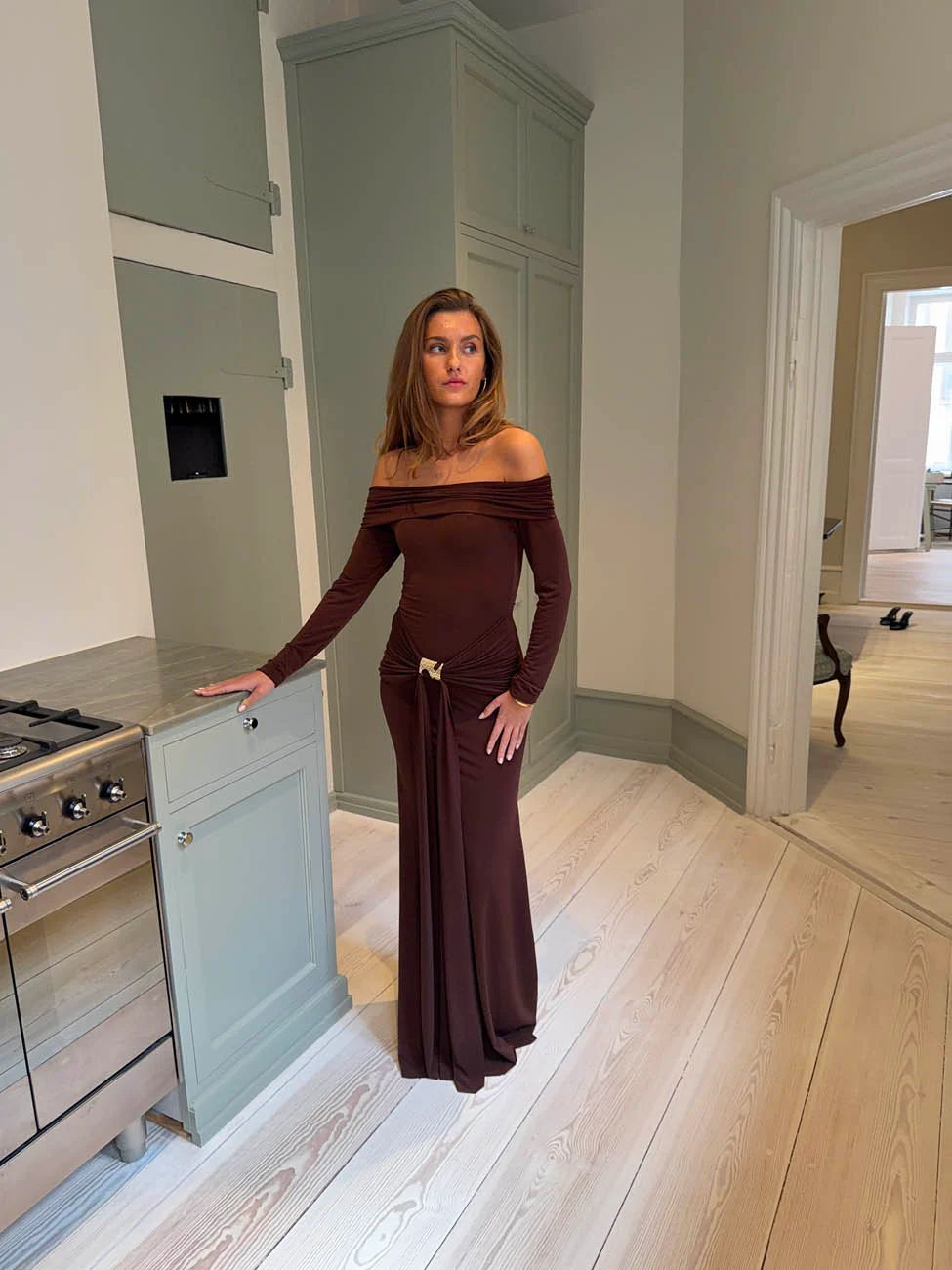 Lea langærmet kjole med gulddetalje - Brun - Image 9