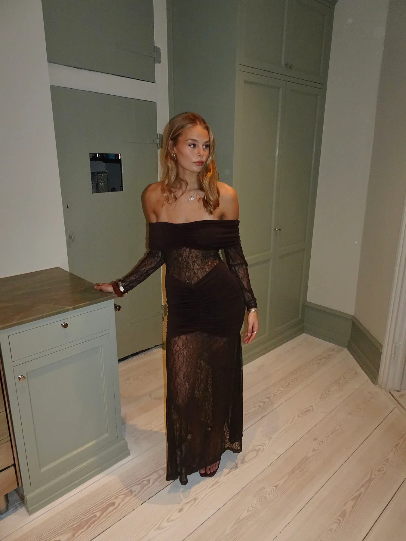 Silje off shoulder kjole med blonder - Brun - Image 8