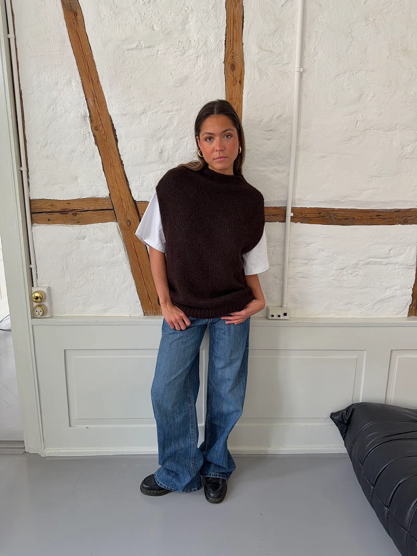 Kahula strikvest med t-shirt - Brun/hvid - Image 11