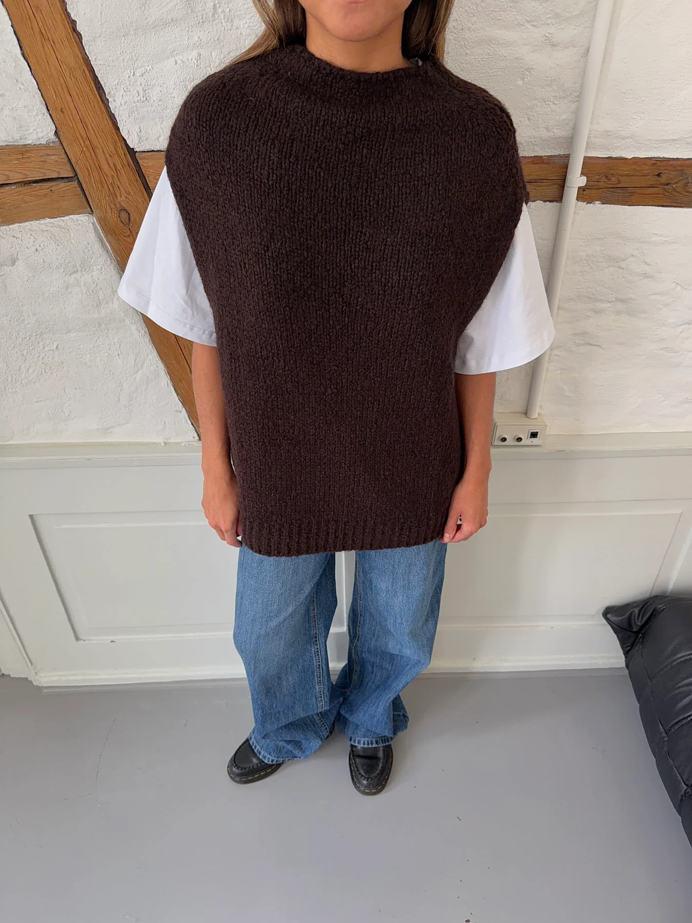 Kahula strikvest med t-shirt - Brun/hvid - Image 5