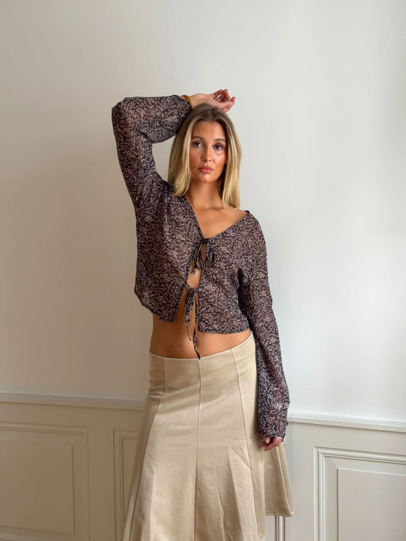 Kara bluse med bindebĂĄnd - Brun - Image 4
