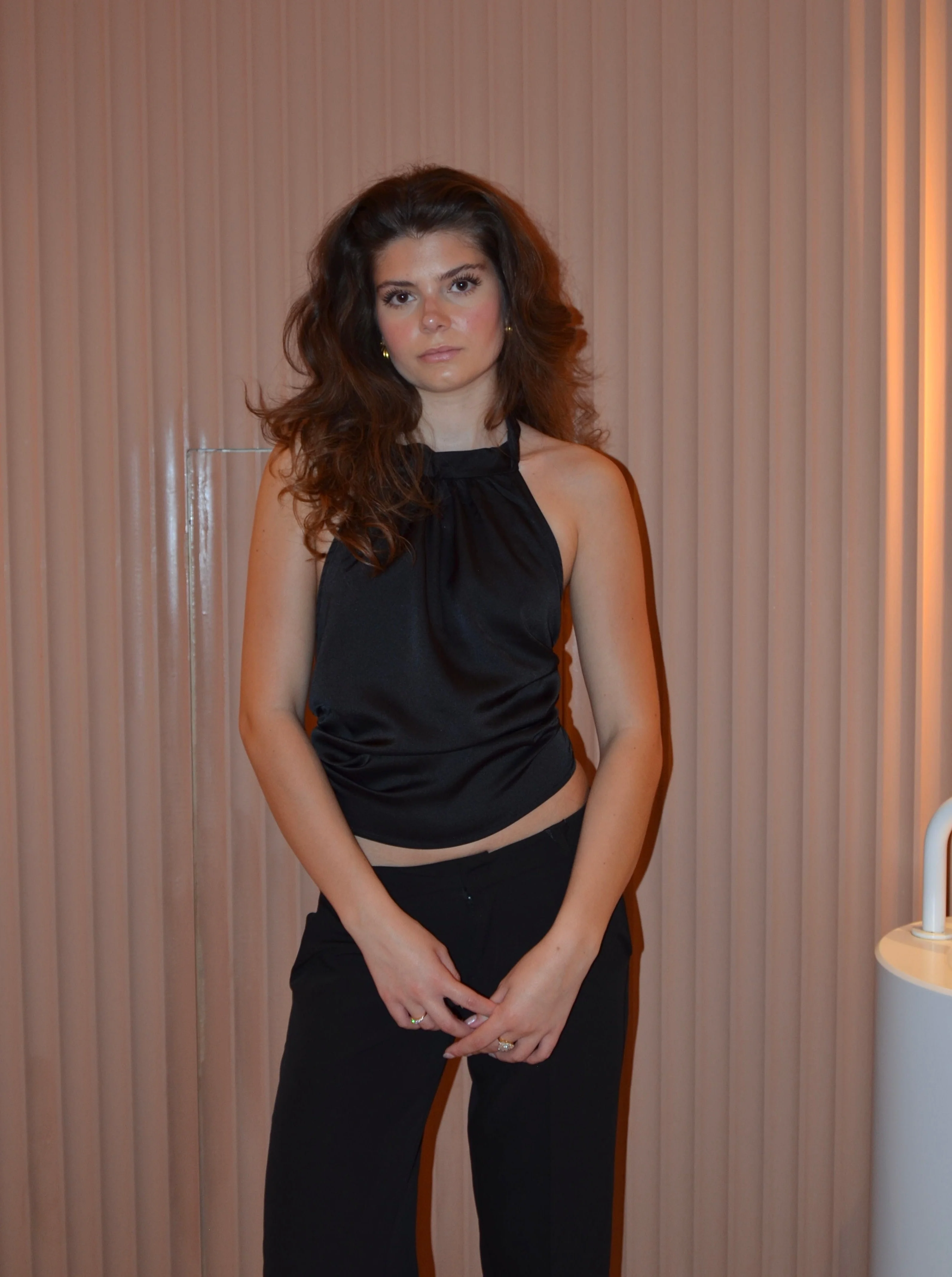 Frida halterneck top med åben ryg - Sort - Image 10
