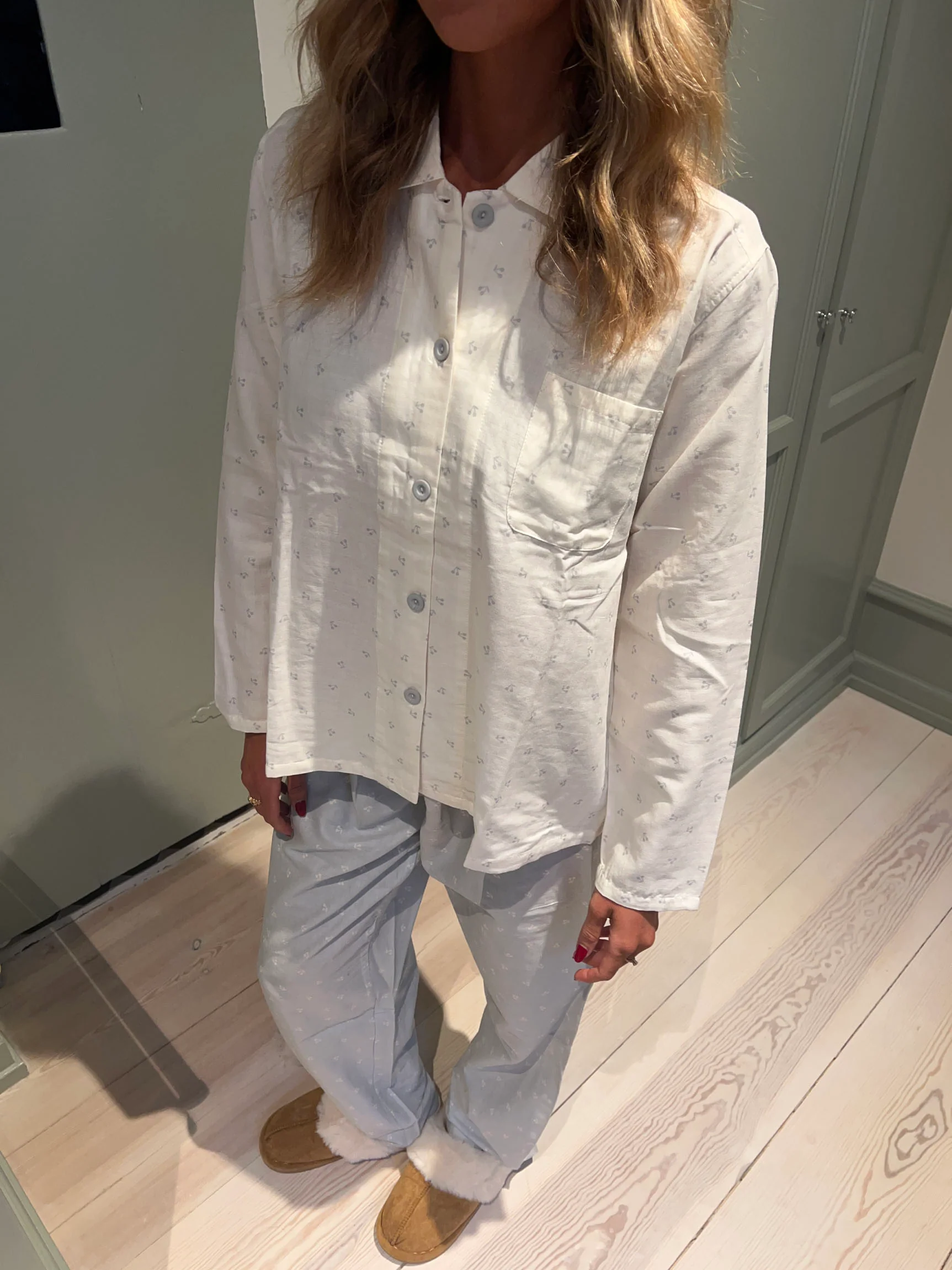 Kallie pyjamassæt med kirsebær - Hvid/blå - Image 2