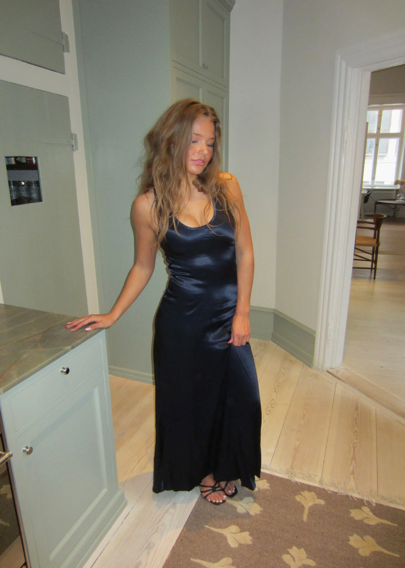 Jeanne satinkjole - Navy - Image 4