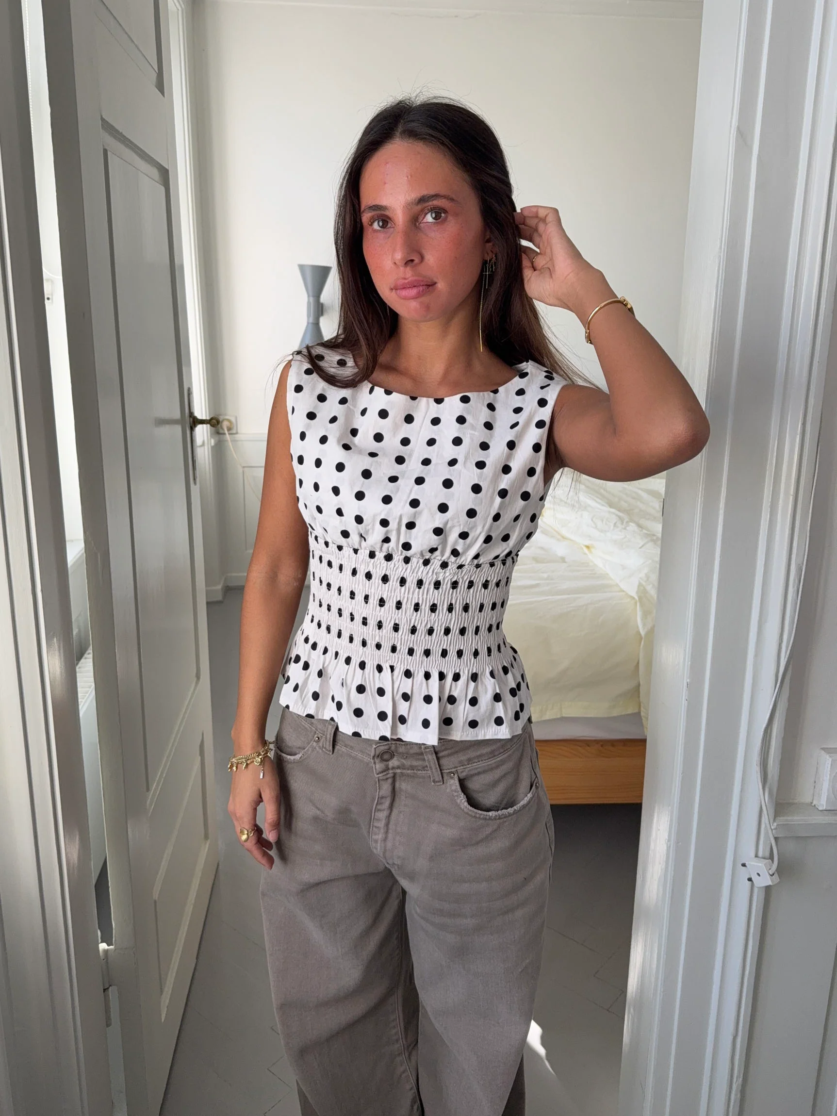 Cathrine smocktop med polkaprikker - Hvid/sort - Image 11